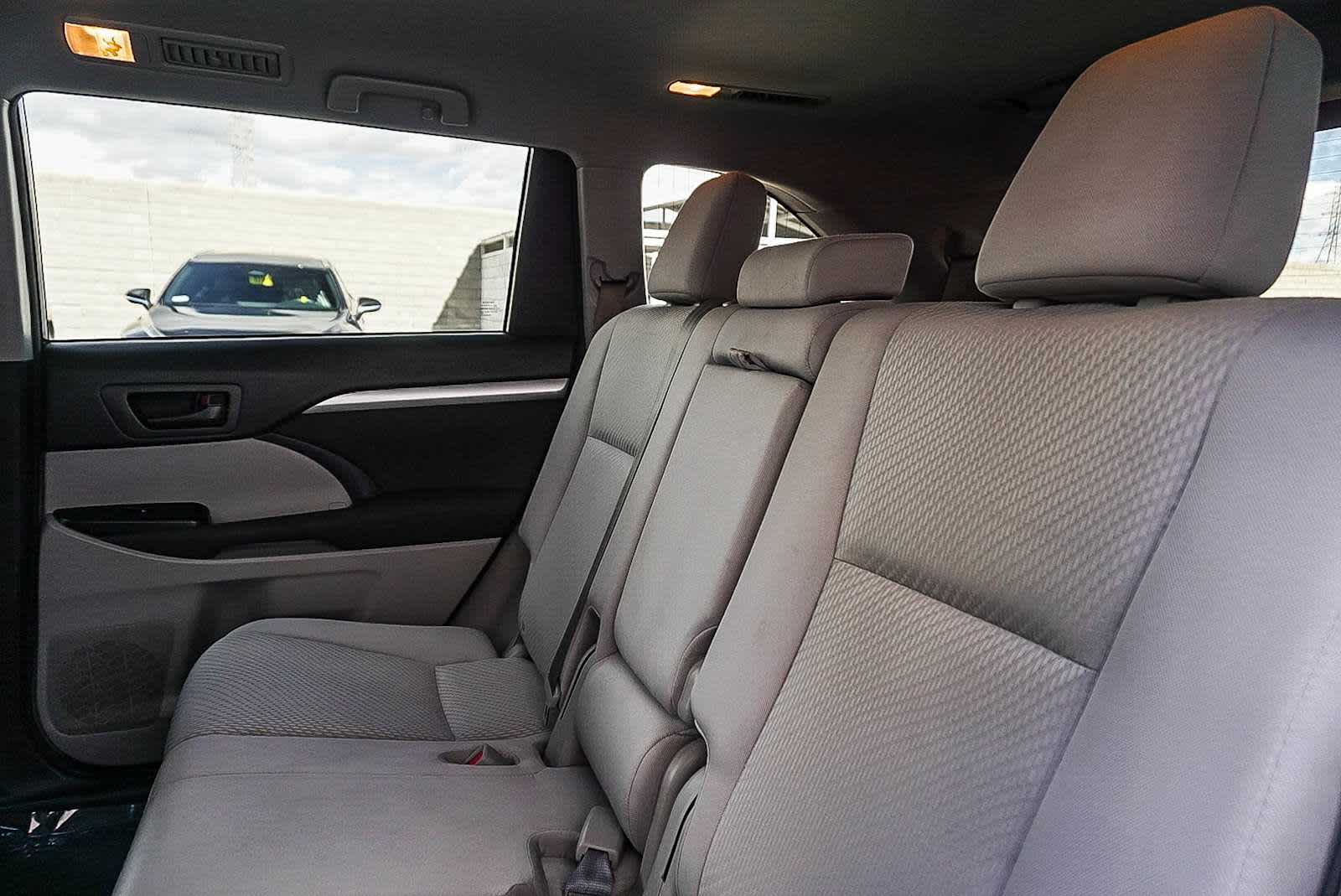 Thumbnail: 2016 Toyota Highlander - 18