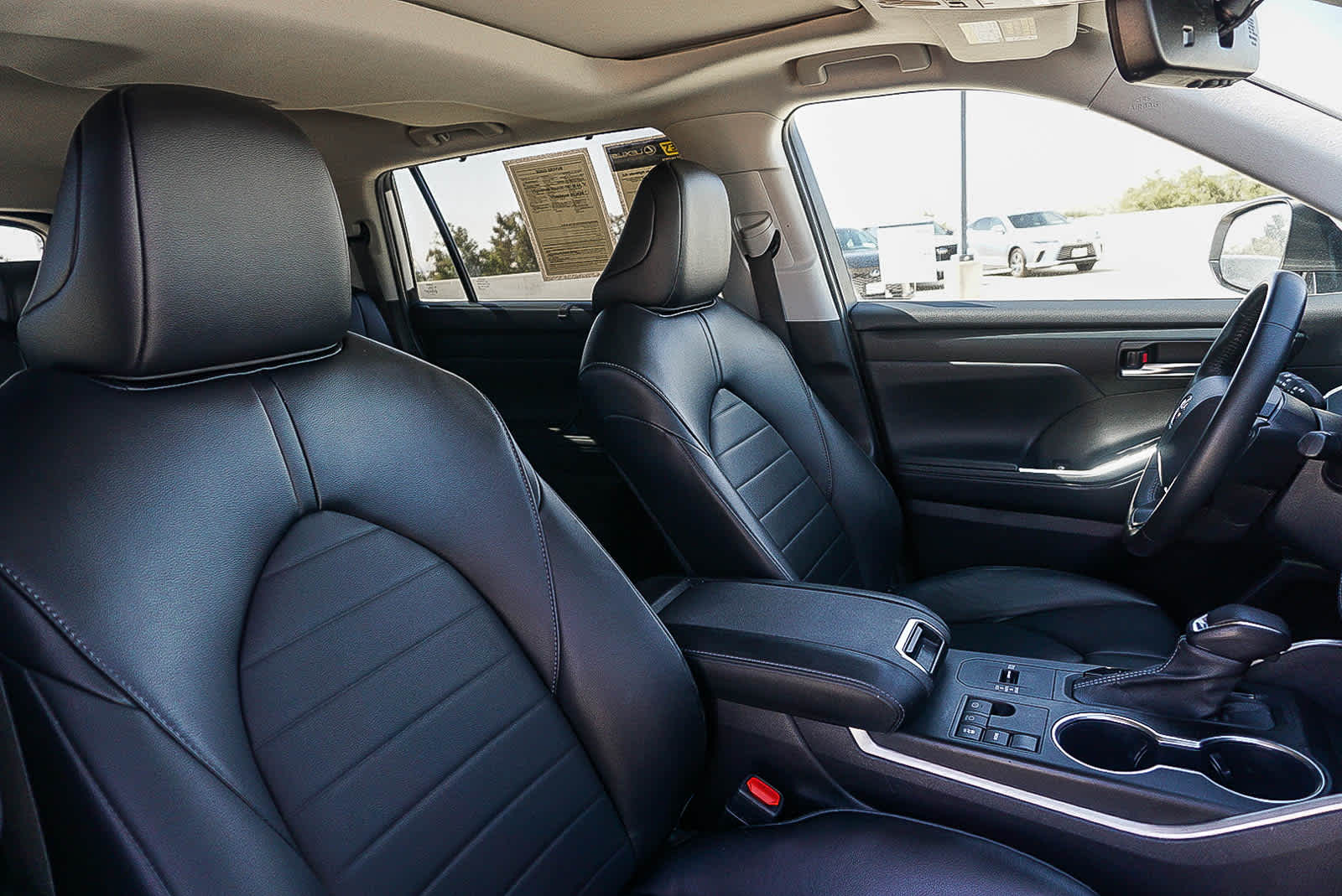 Thumbnail: 2023 Toyota Highlander - 17