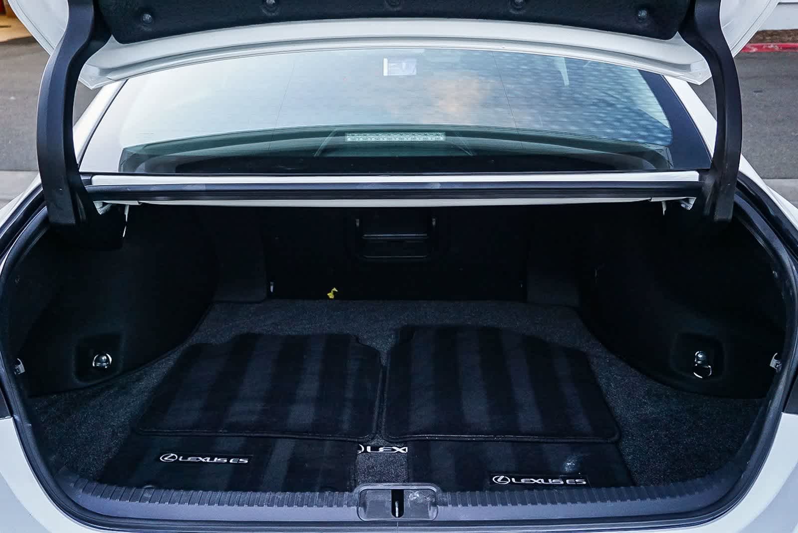 Thumbnail: 2023 Lexus ES - 30