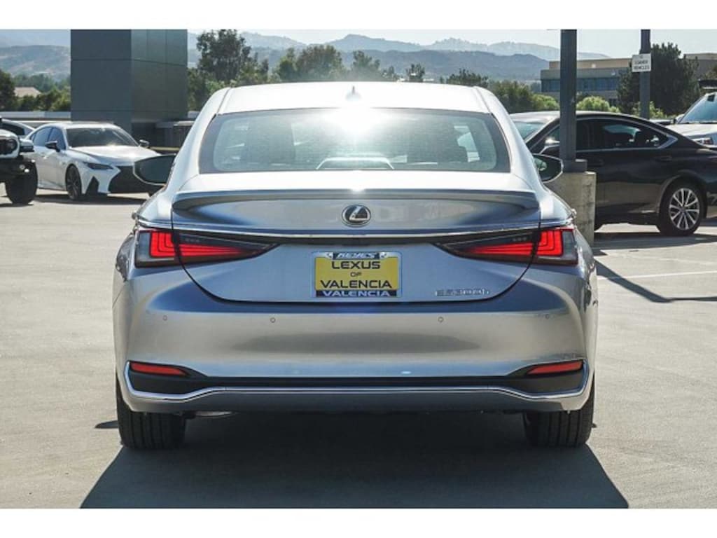 New 2025 Lexus ES HYBRID 300h 4-DOOR SEDAN