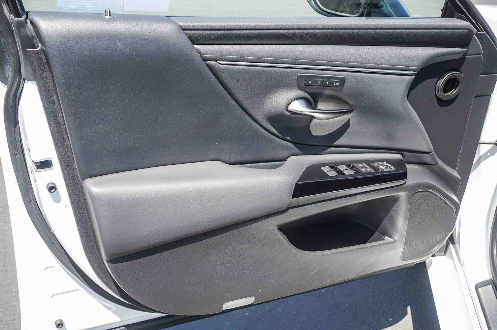 Thumbnail: 2022 Lexus ES - 22