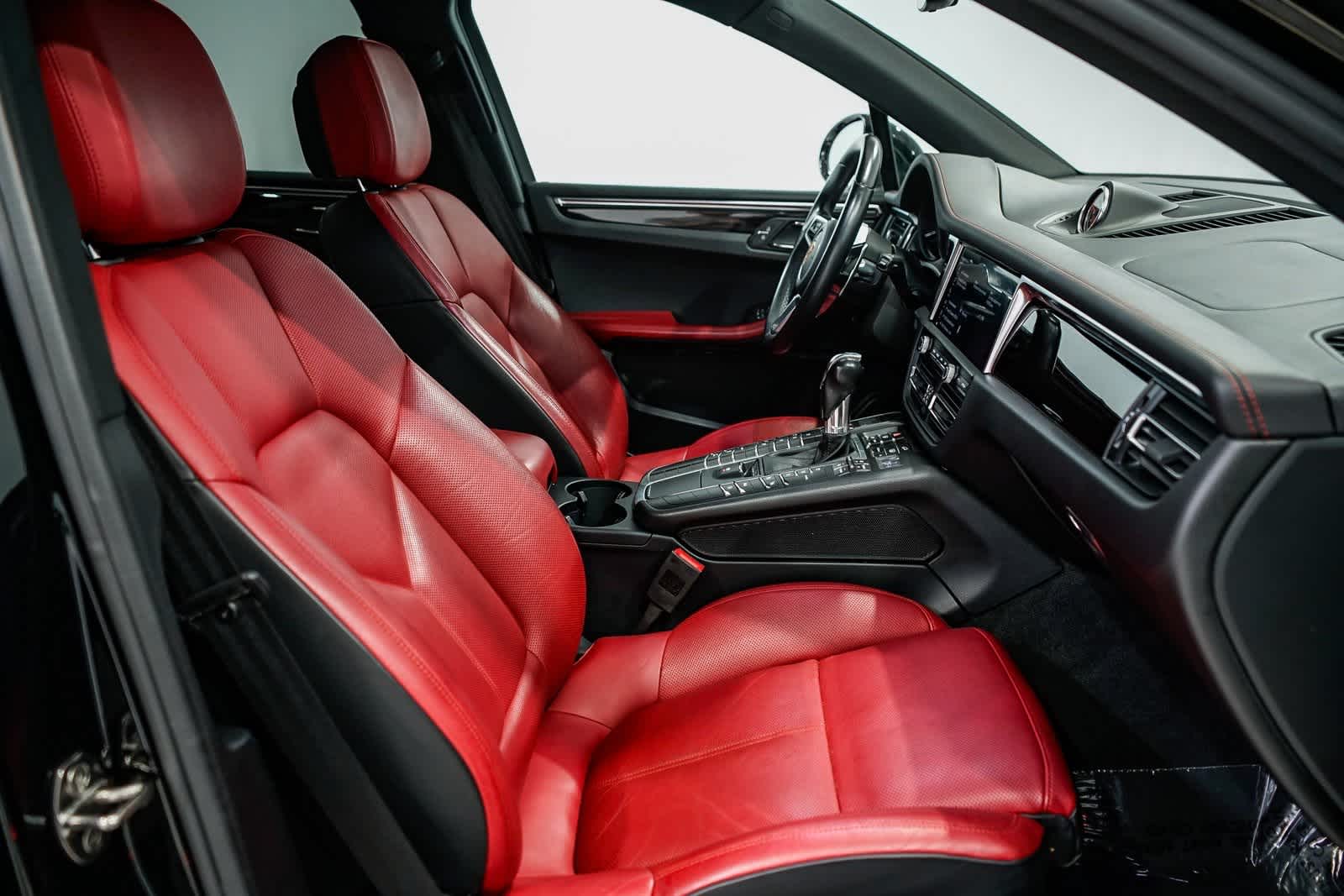 Thumbnail: 2020 Porsche Macan - 16