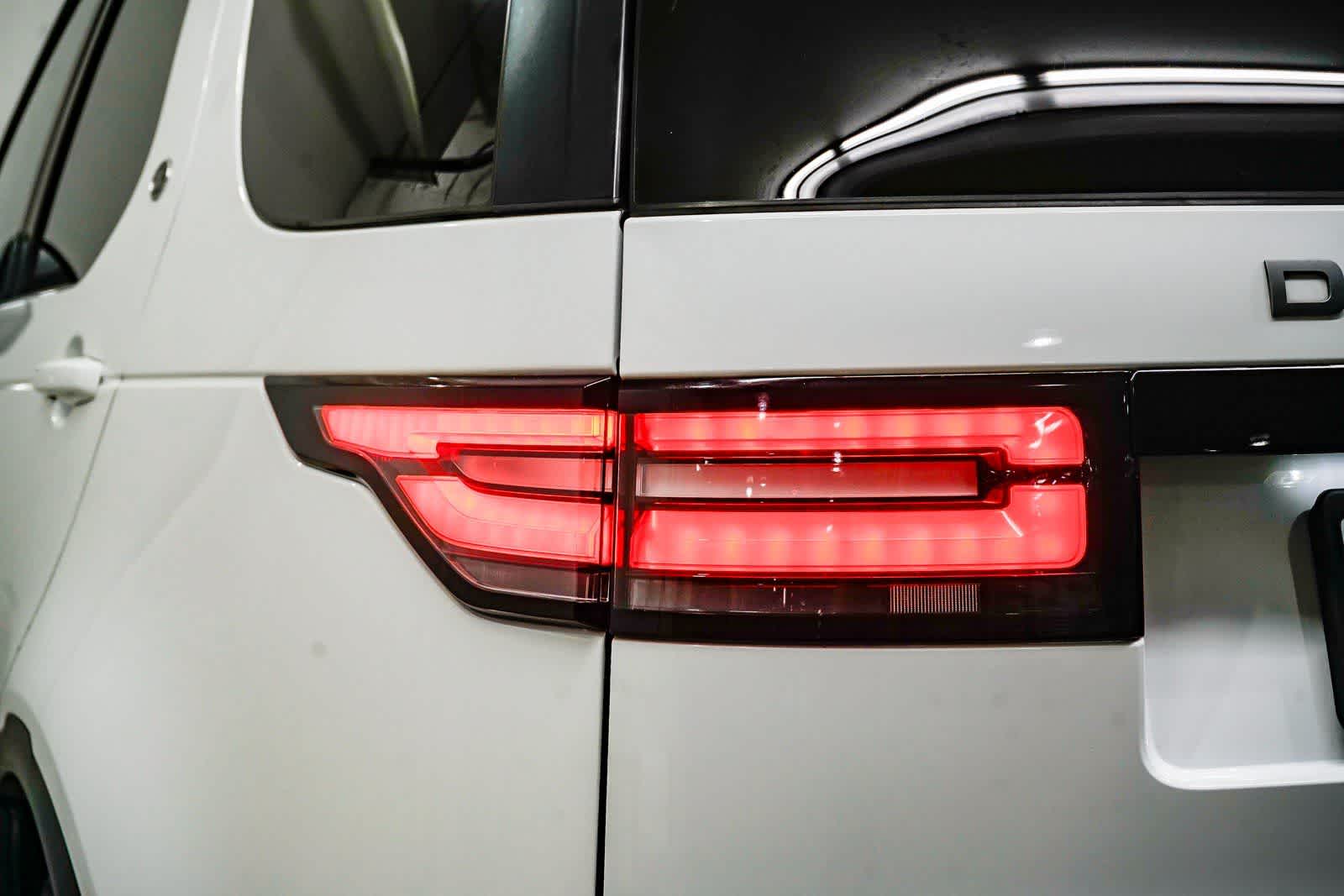 Thumbnail: 2018 Land Rover Discovery - 9