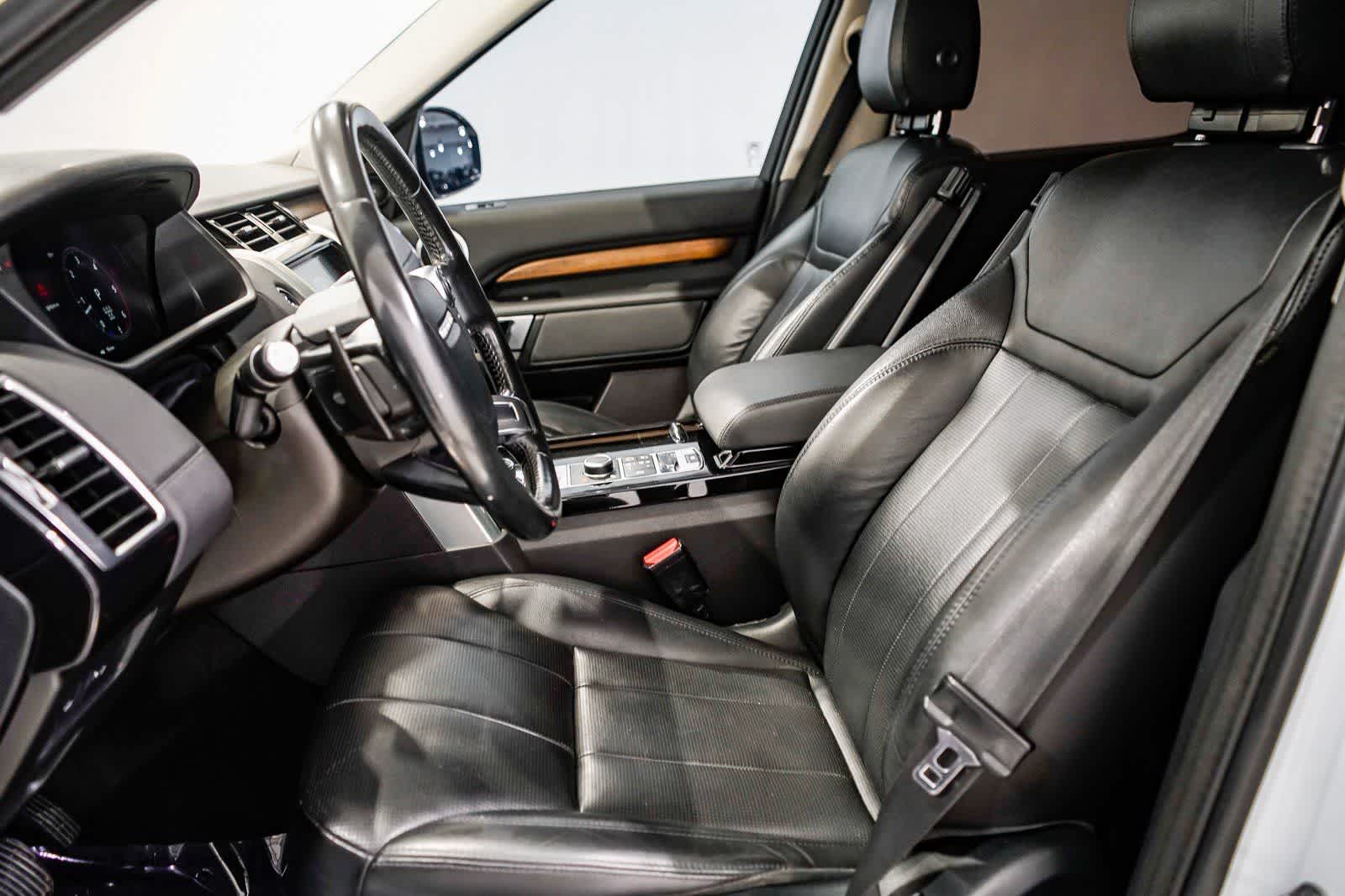 Thumbnail: 2018 Land Rover Discovery - 17