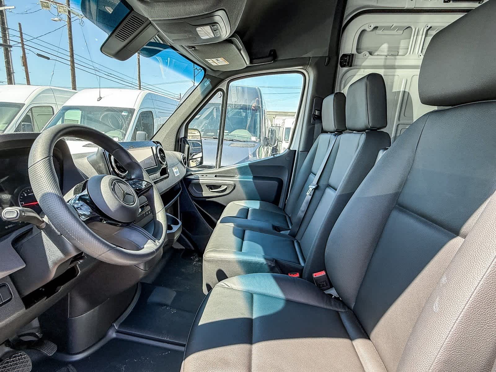 Thumbnail: 2025 Mercedes-Benz Sprinter - 18
