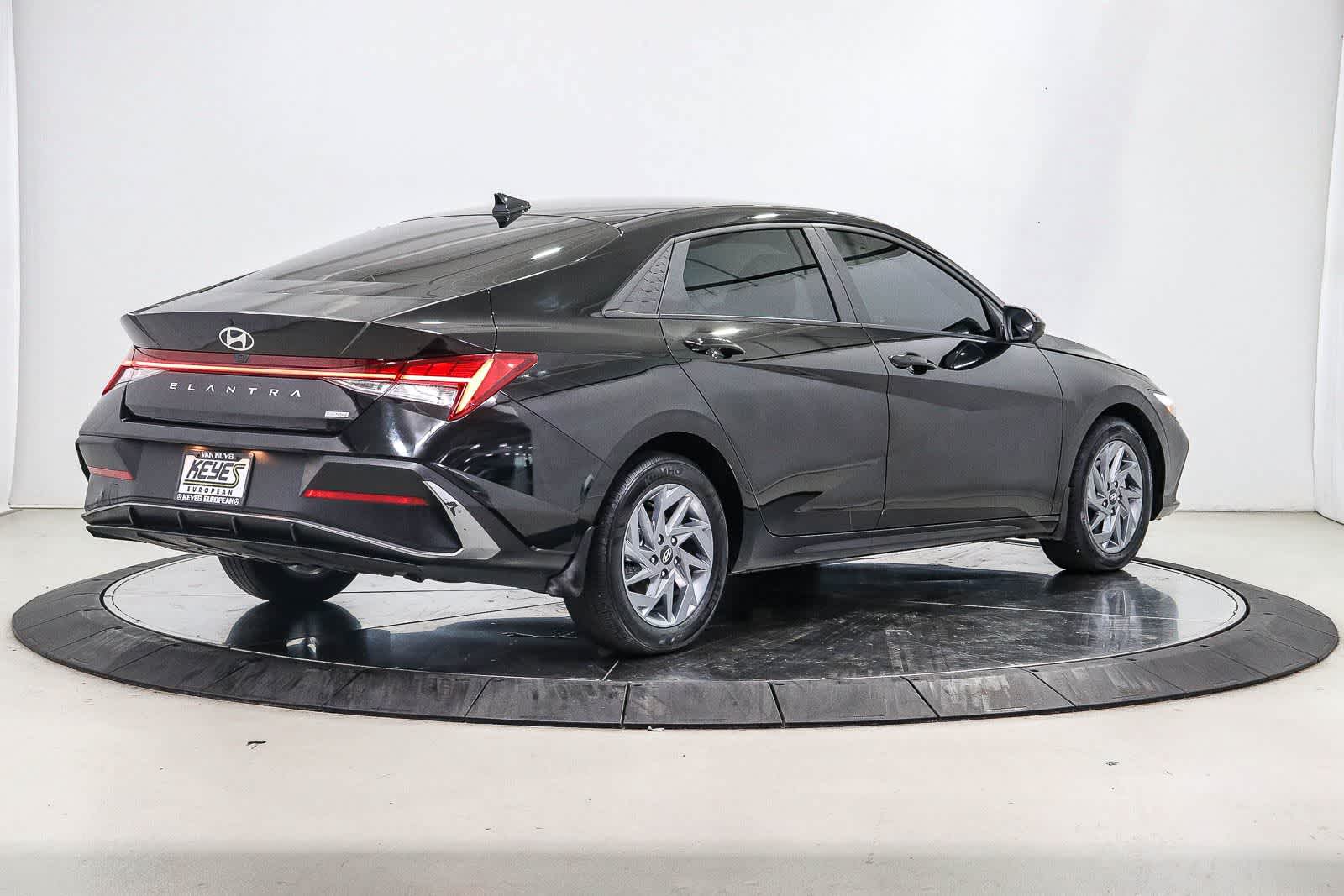 Thumbnail: 2025 Hyundai Elantra - 4