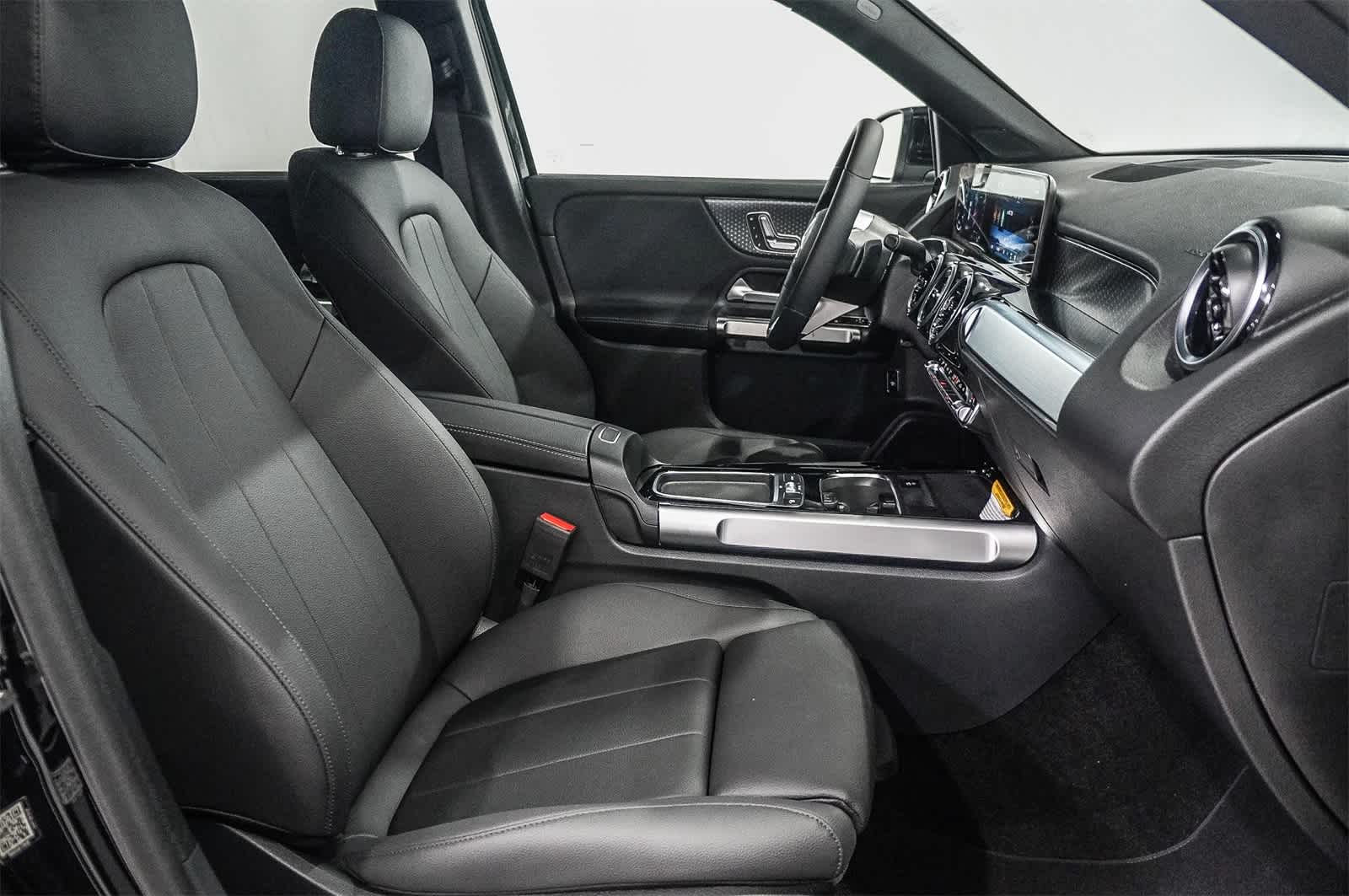 Thumbnail: 2025 Mercedes-Benz GLB - 19