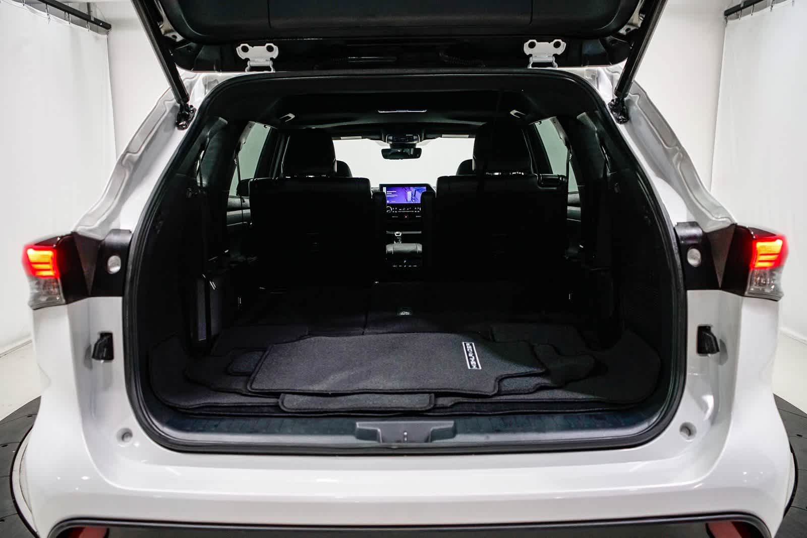 Thumbnail: 2023 Toyota Highlander - 29