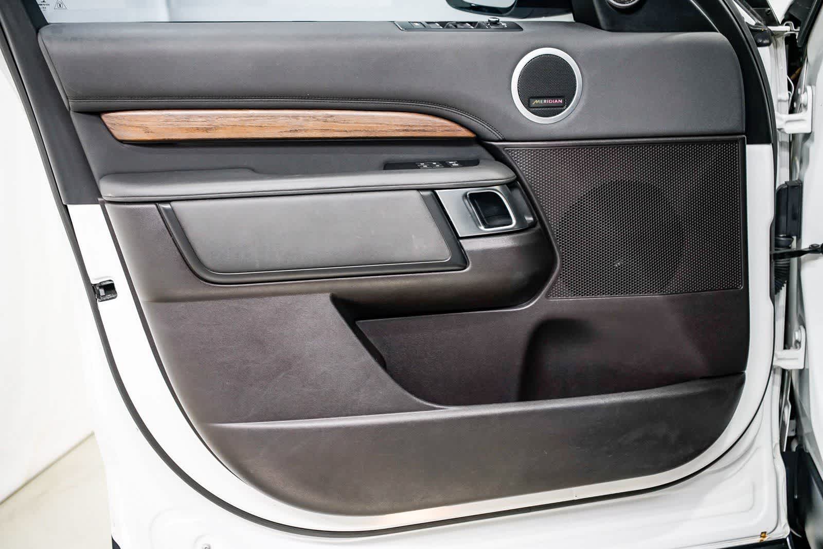 Thumbnail: 2018 Land Rover Discovery - 20