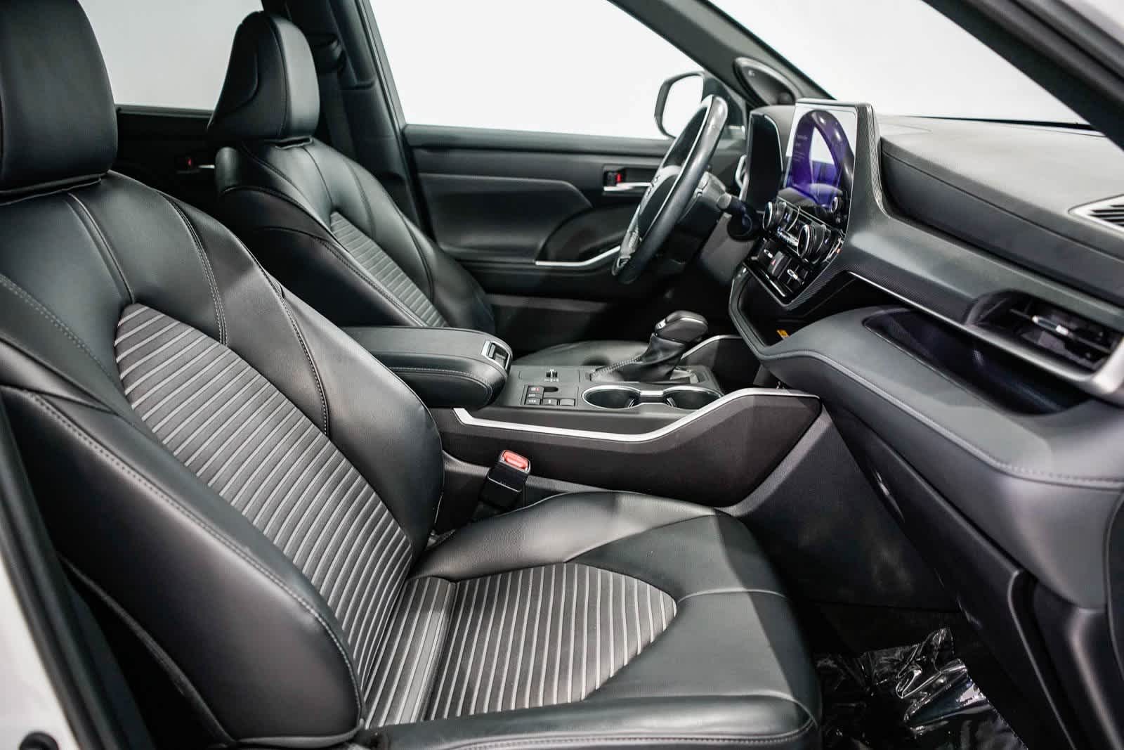 Thumbnail: 2023 Toyota Highlander - 17