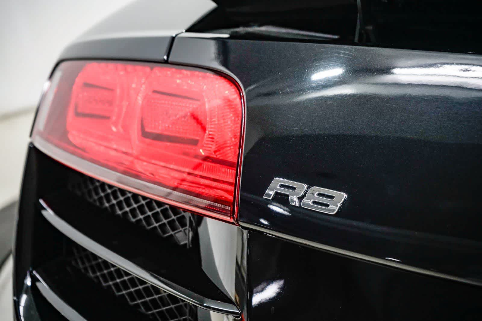 Thumbnail: 2011 Audi R8 - 17