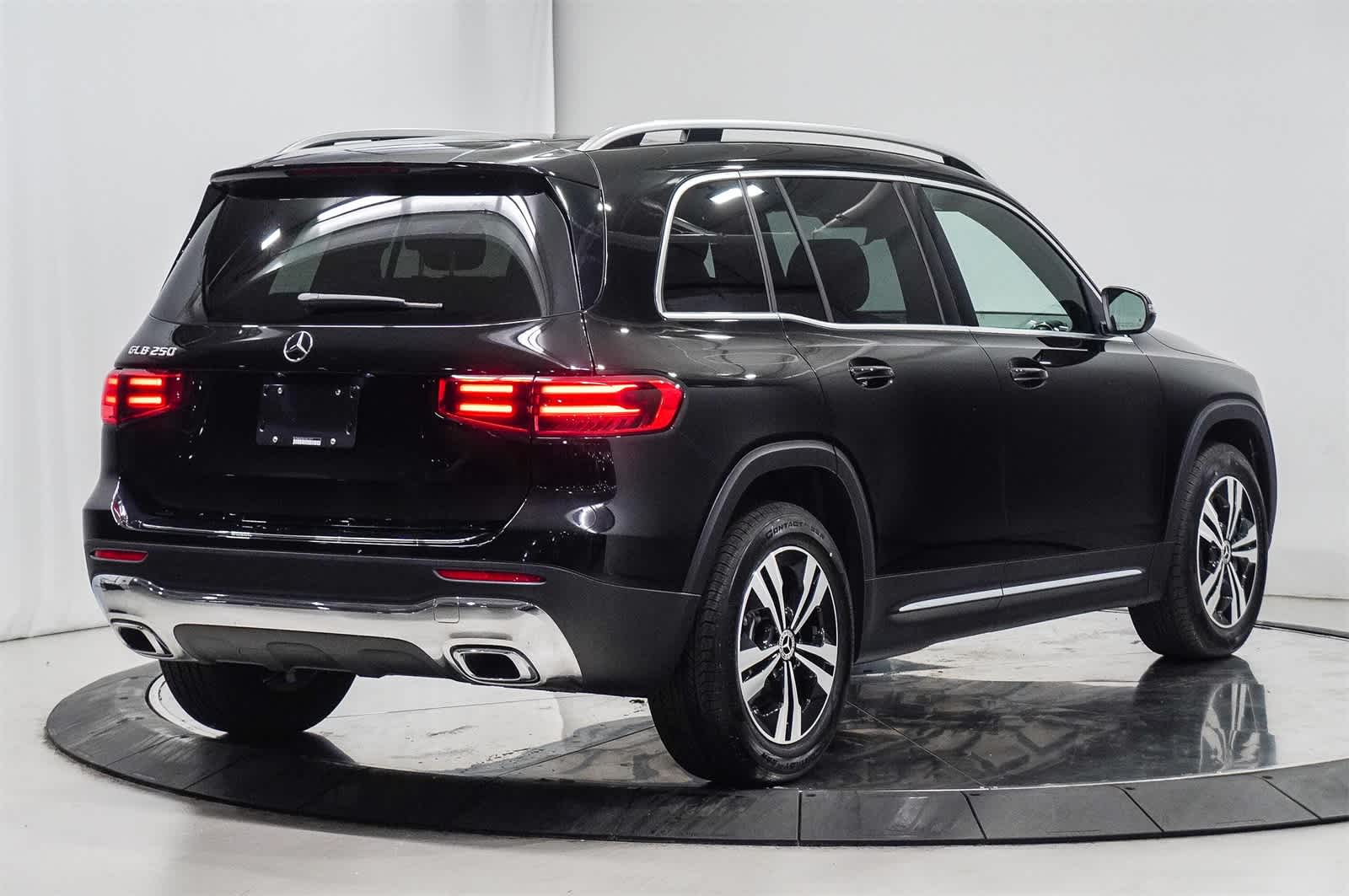 Thumbnail: 2025 Mercedes-Benz GLB - 4