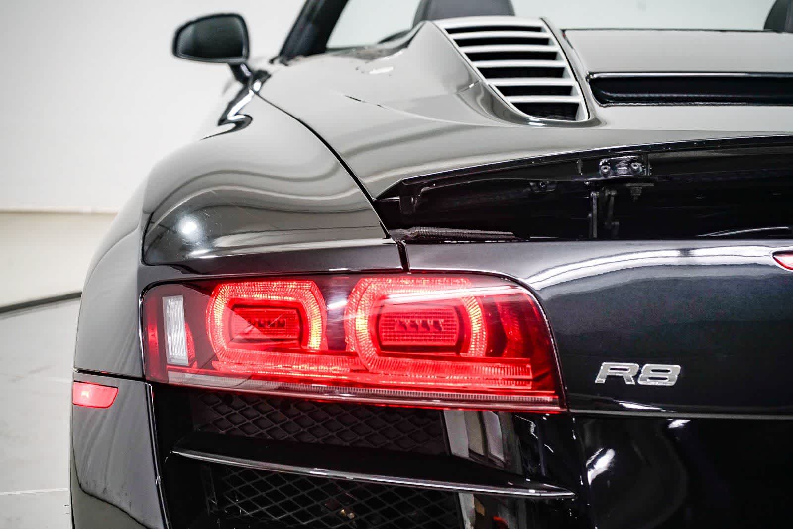 Thumbnail: 2011 Audi R8 - 16