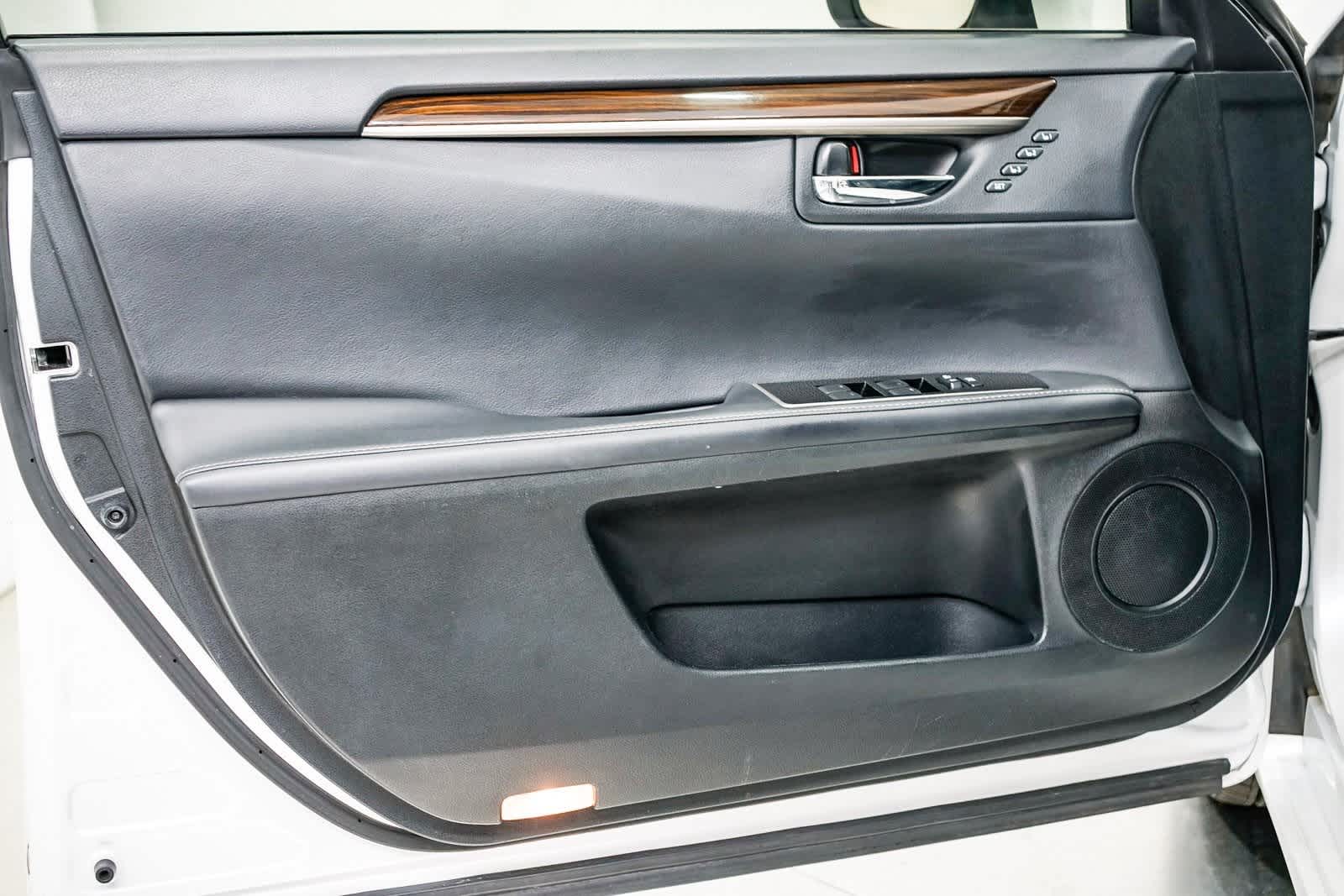 Thumbnail: 2017 Lexus ES - 19