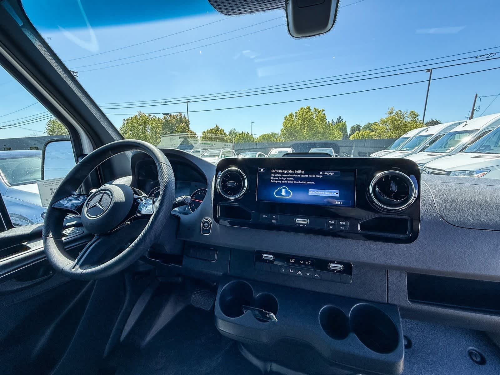 Thumbnail: 2025 Mercedes-Benz Sprinter - 14