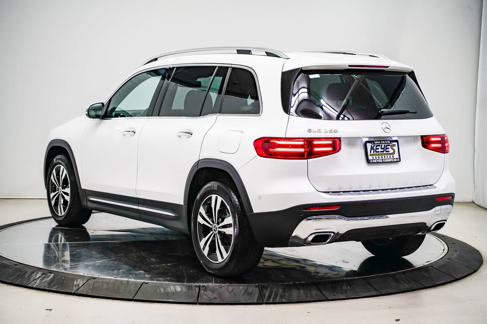 Thumbnail: 2026 Mercedes-Benz GLB - 2