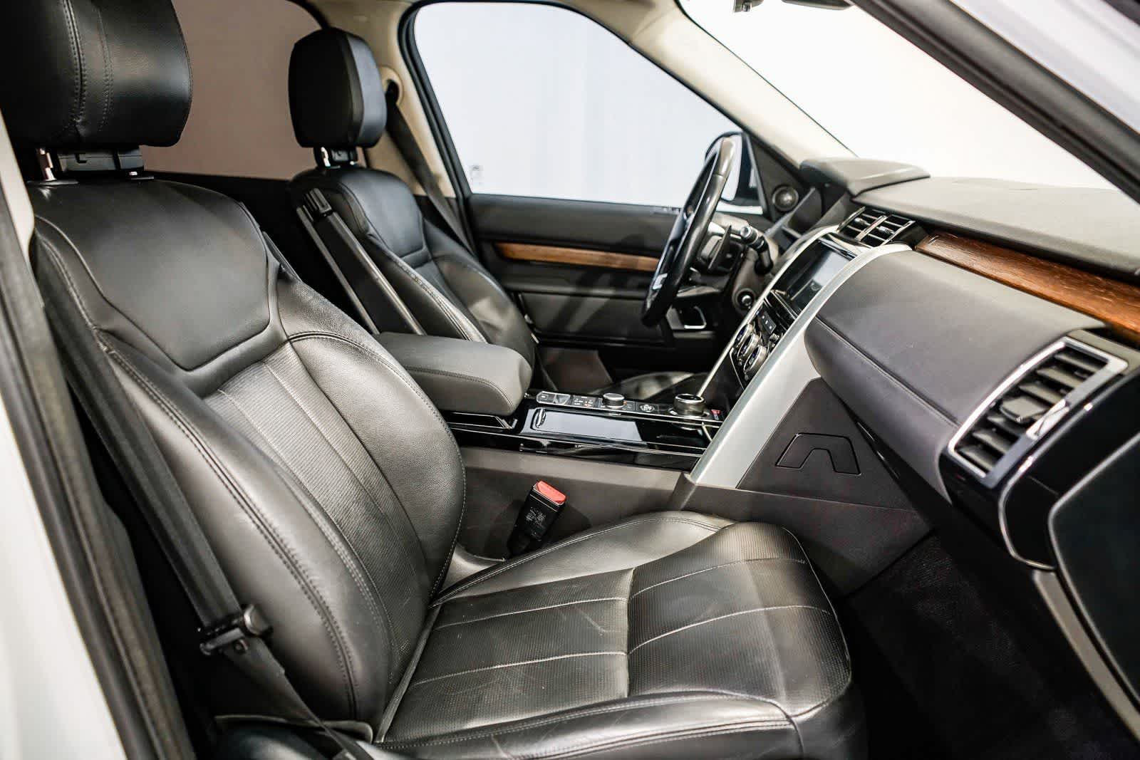 Thumbnail: 2018 Land Rover Discovery - 16