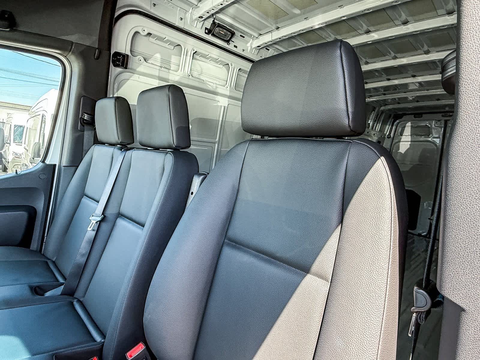 Thumbnail: 2025 Mercedes-Benz Sprinter - 25