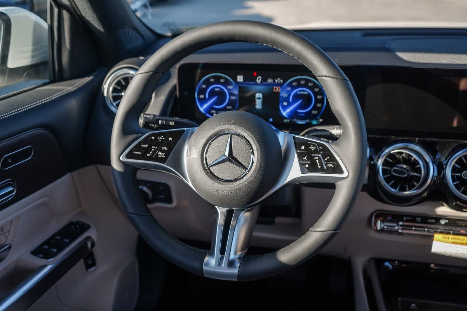 Thumbnail: 2025 Mercedes-Benz EQB - 16
