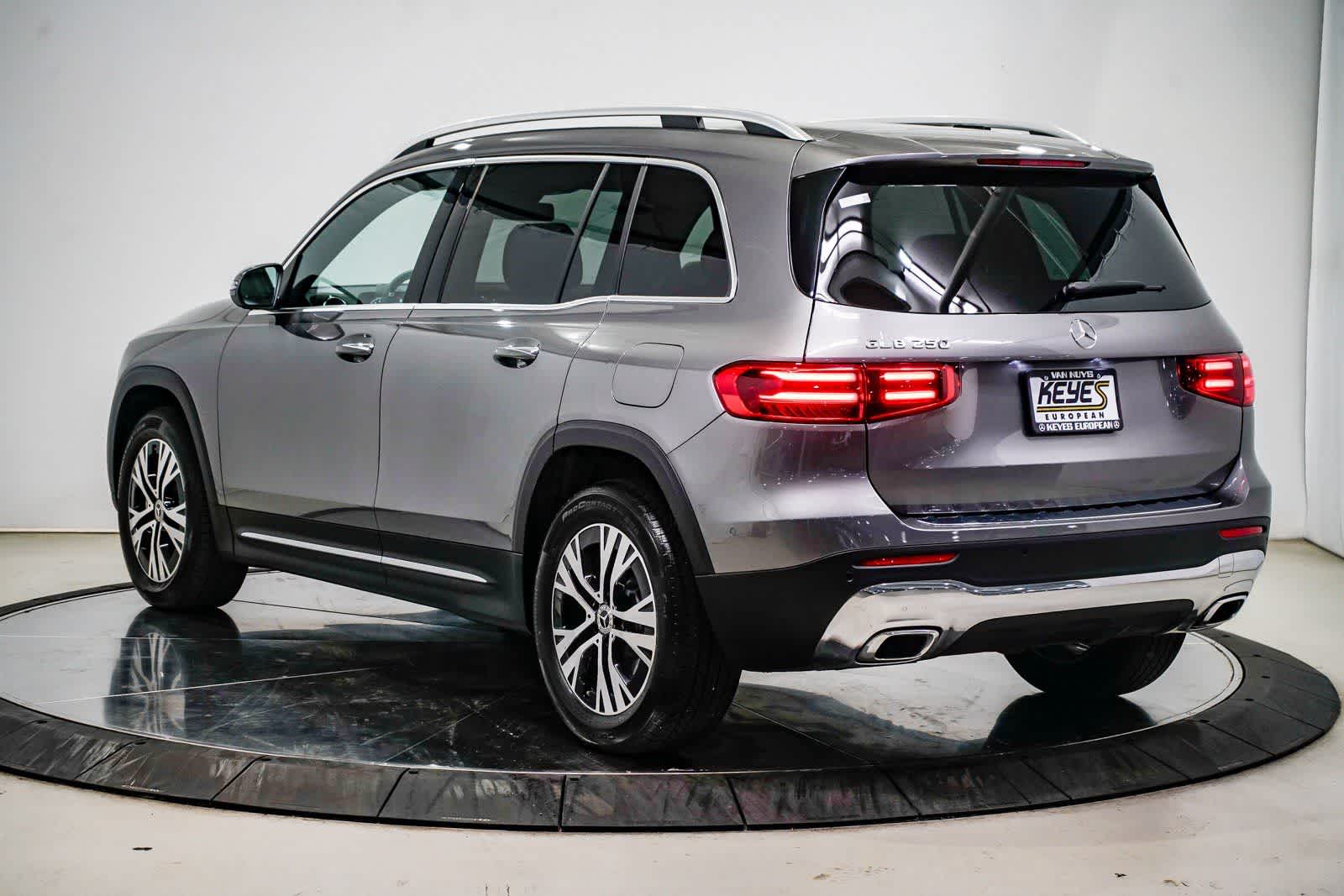 Thumbnail: 2026 Mercedes-Benz GLB - 2