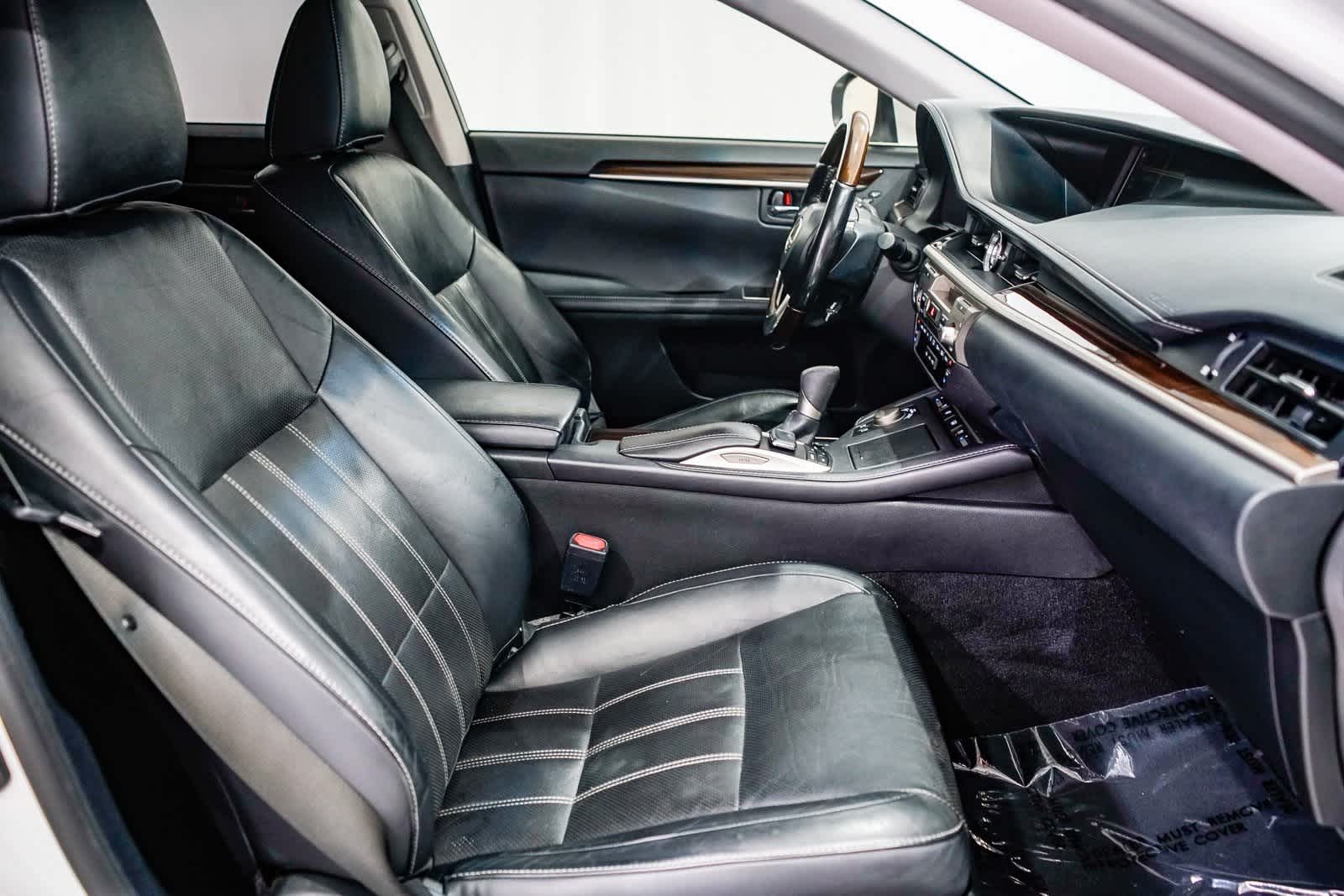 Thumbnail: 2017 Lexus ES - 16