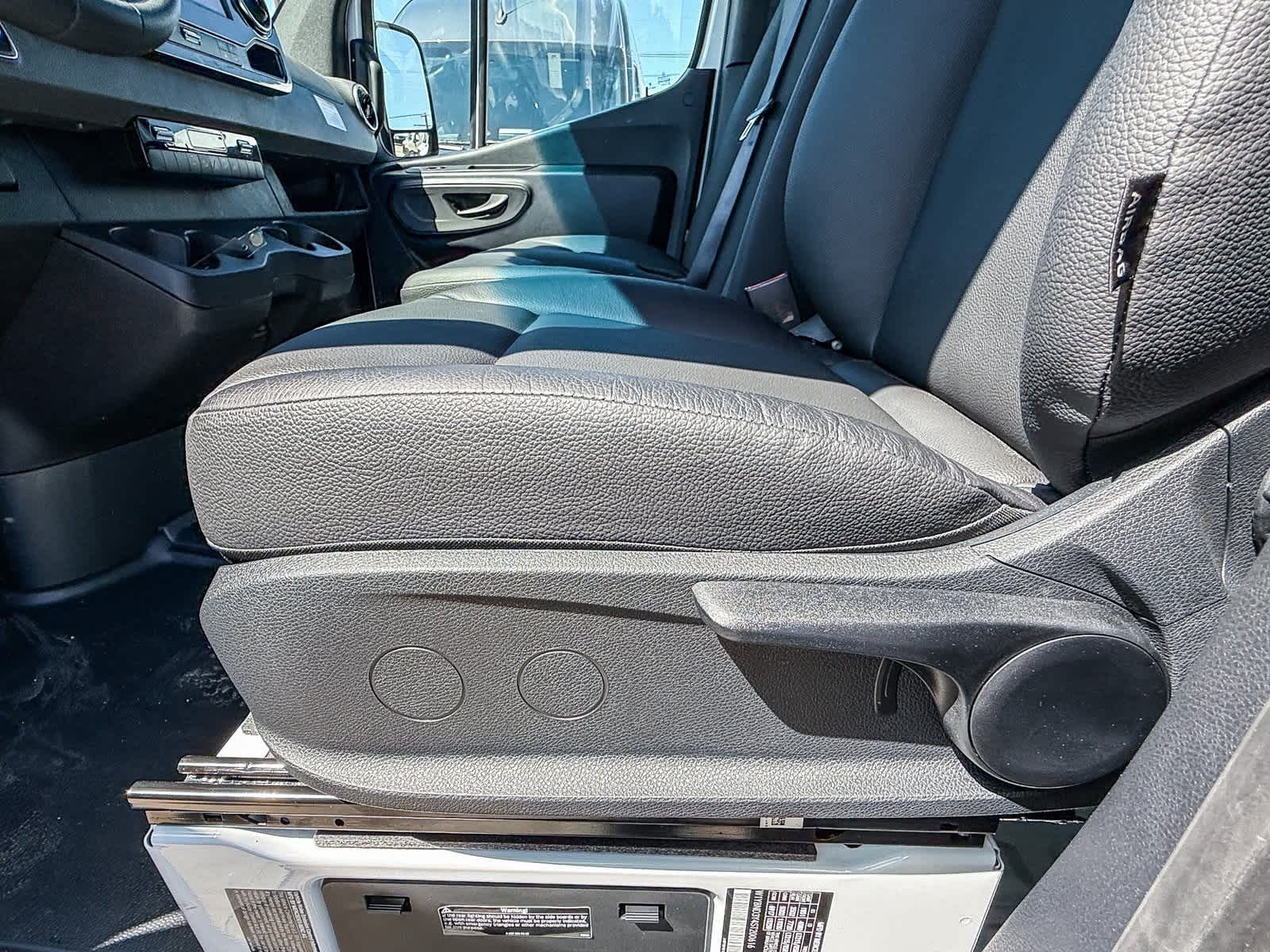 Thumbnail: 2025 Mercedes-Benz Sprinter - 17