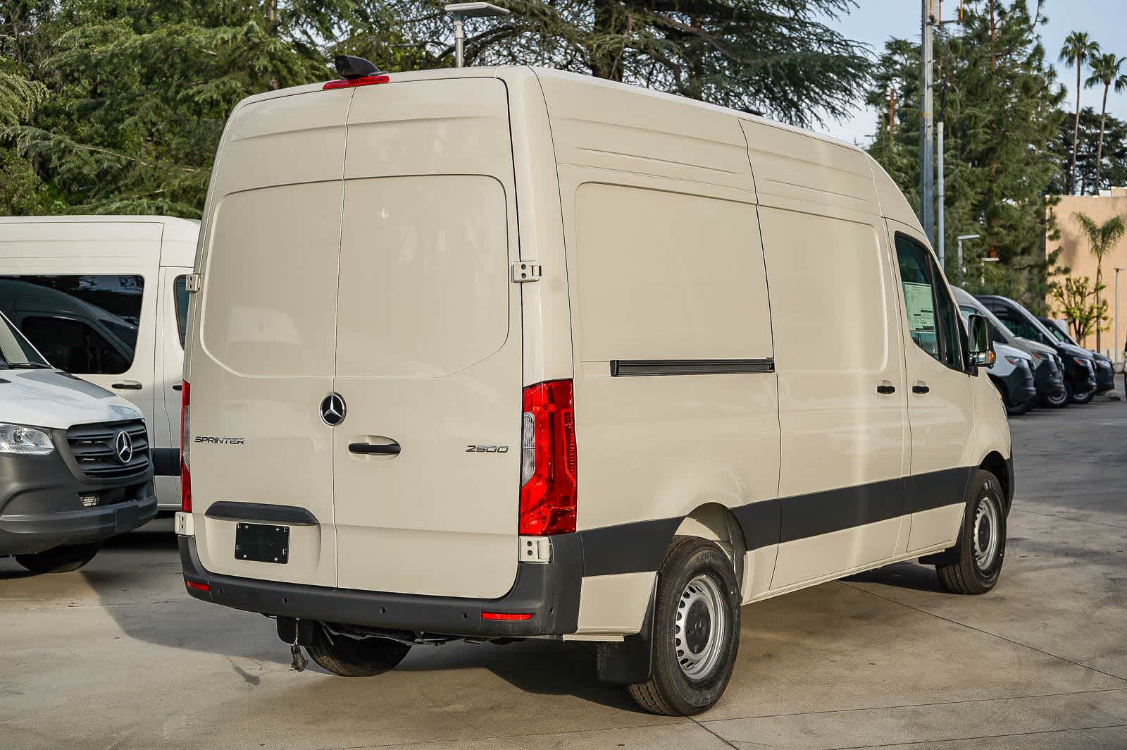 Thumbnail: 2026 Mercedes-Benz Sprinter - 4