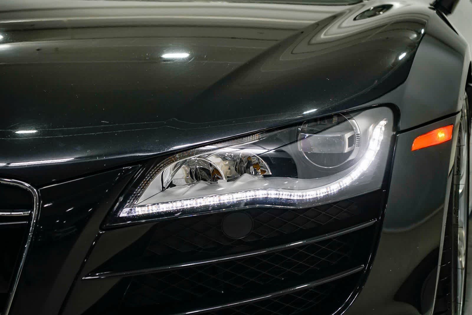 Thumbnail: 2011 Audi R8 - 12