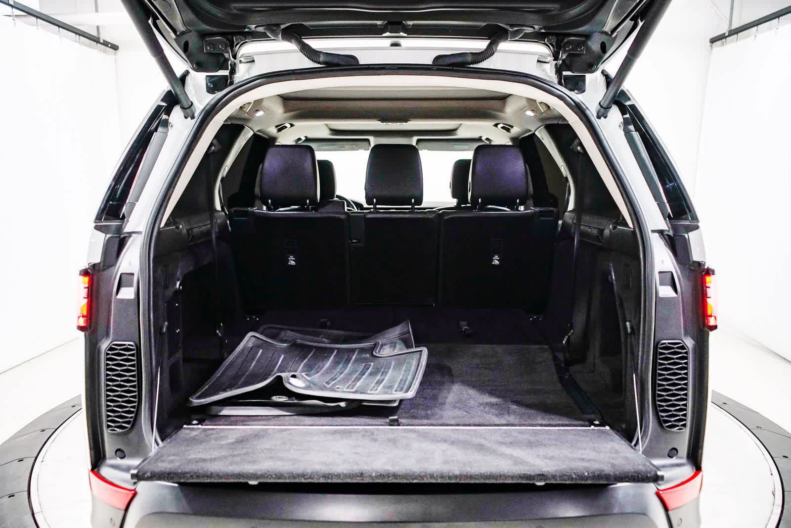 Thumbnail: 2018 Land Rover Discovery - 27