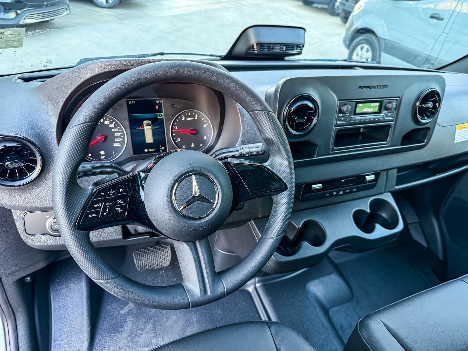 Thumbnail: 2025 Mercedes-Benz Sprinter - 11