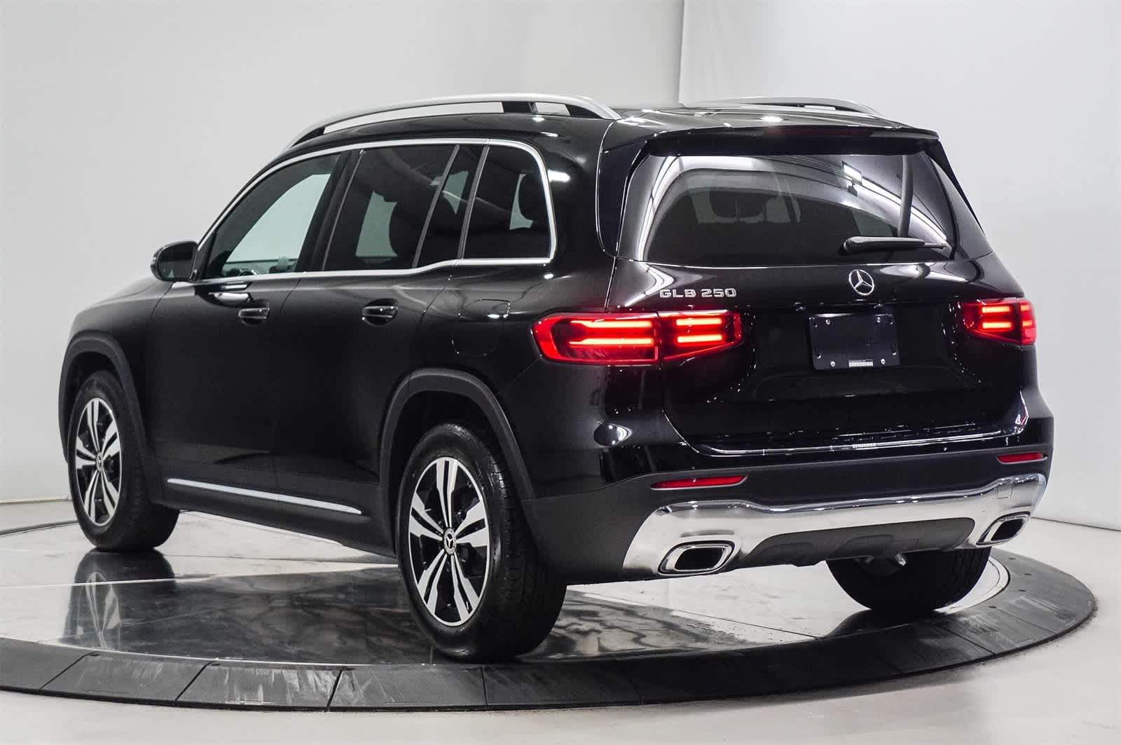 Thumbnail: 2025 Mercedes-Benz GLB - 2