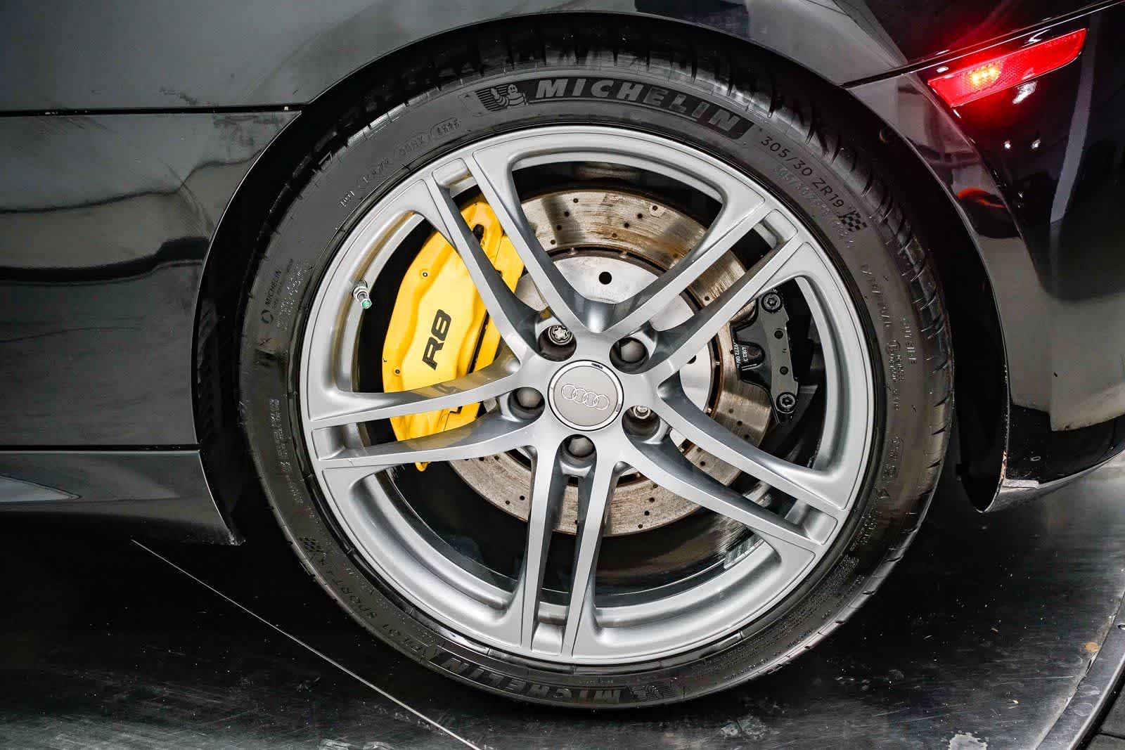 Thumbnail: 2011 Audi R8 - 21