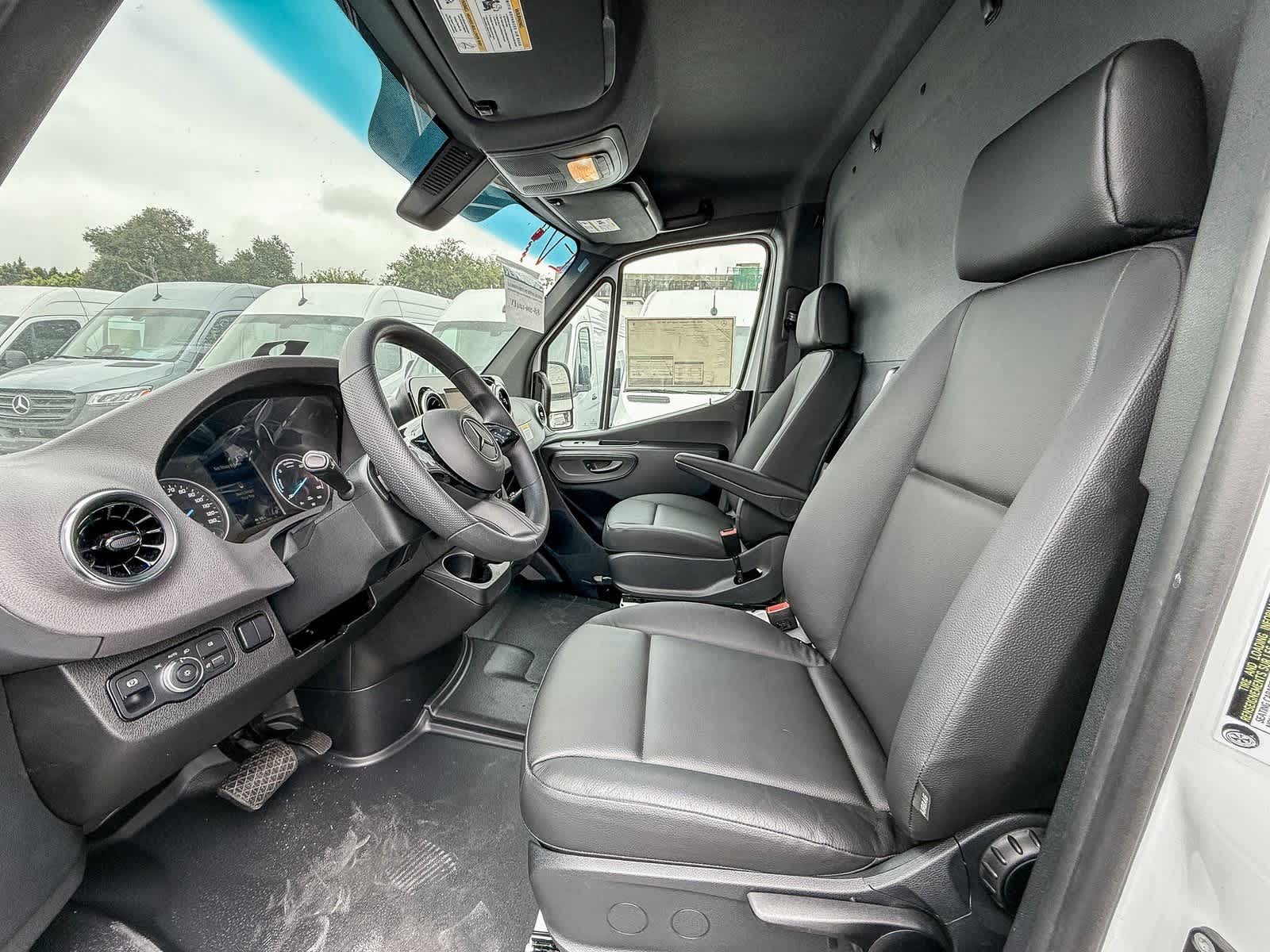 Thumbnail: 2025 Mercedes-Benz eSprinter - 21