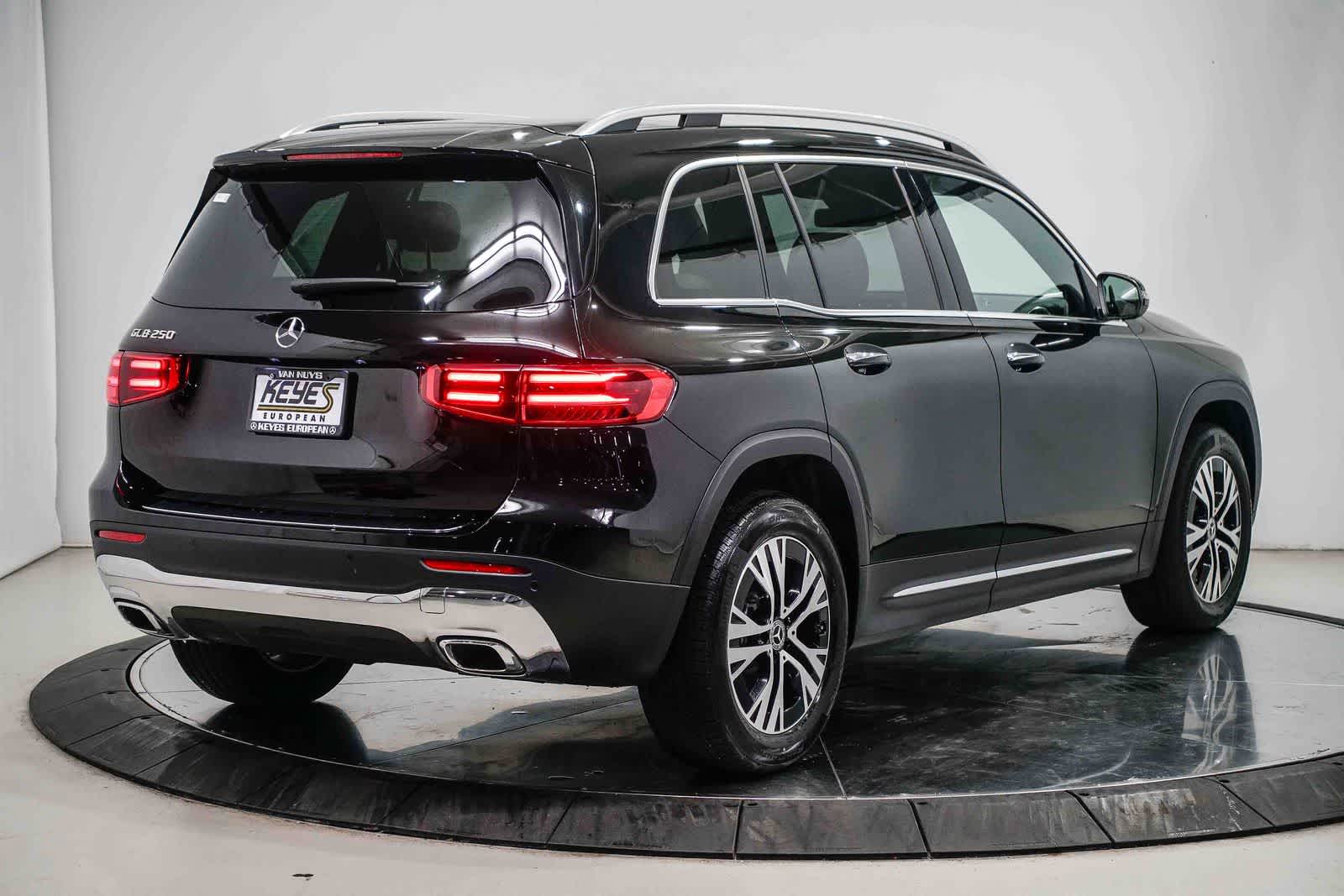 Thumbnail: 2026 Mercedes-Benz GLB - 4