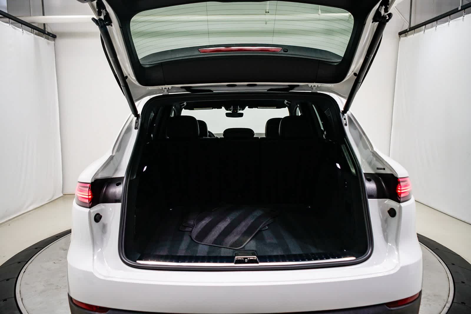 Thumbnail: 2023 Porsche Cayenne - 28