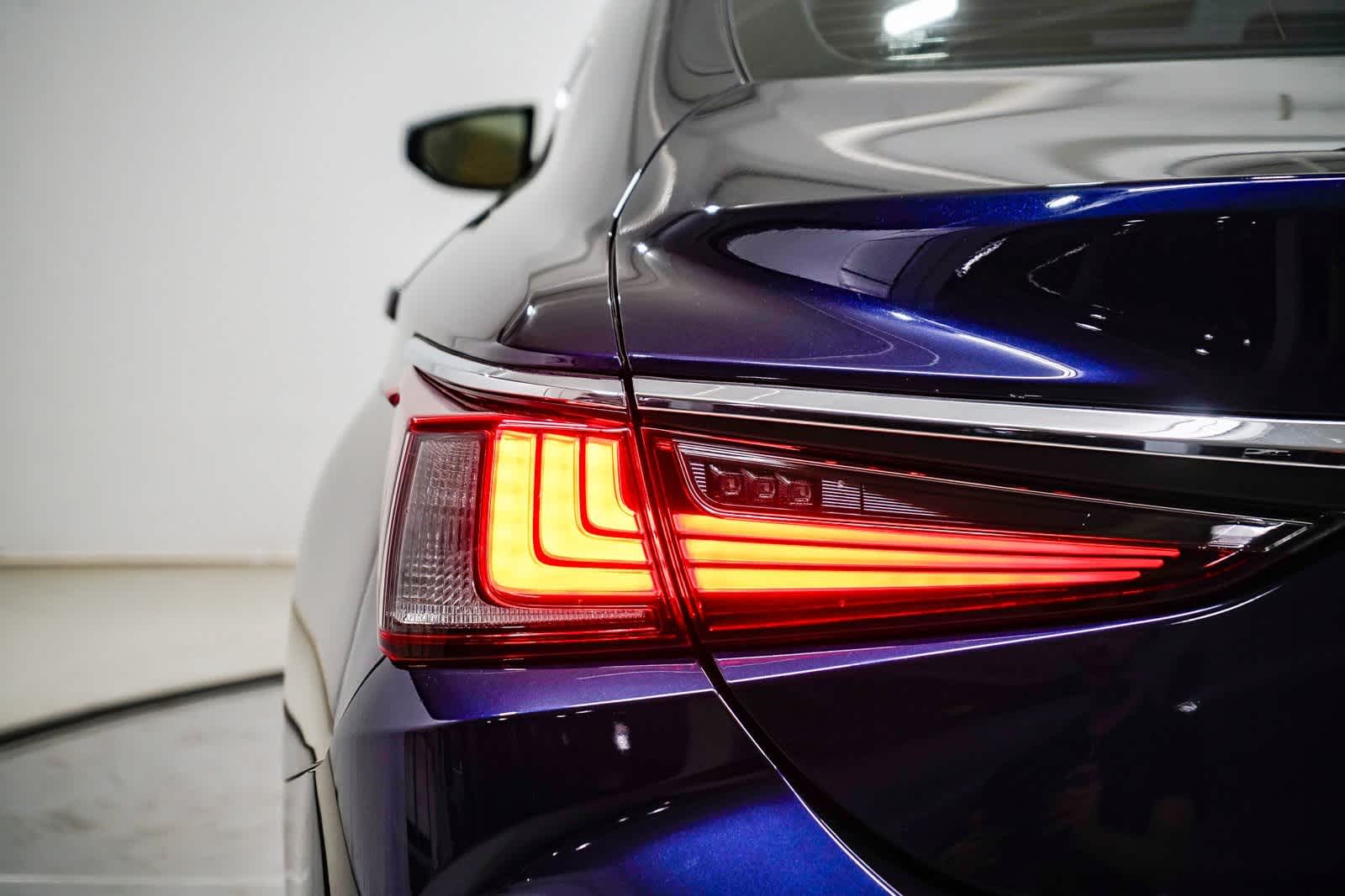 Thumbnail: 2022 Lexus ES - 9