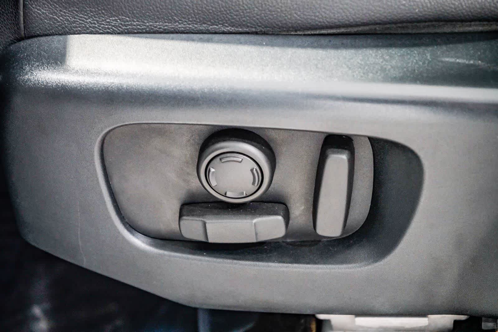 Thumbnail: 2018 Land Rover Discovery - 21