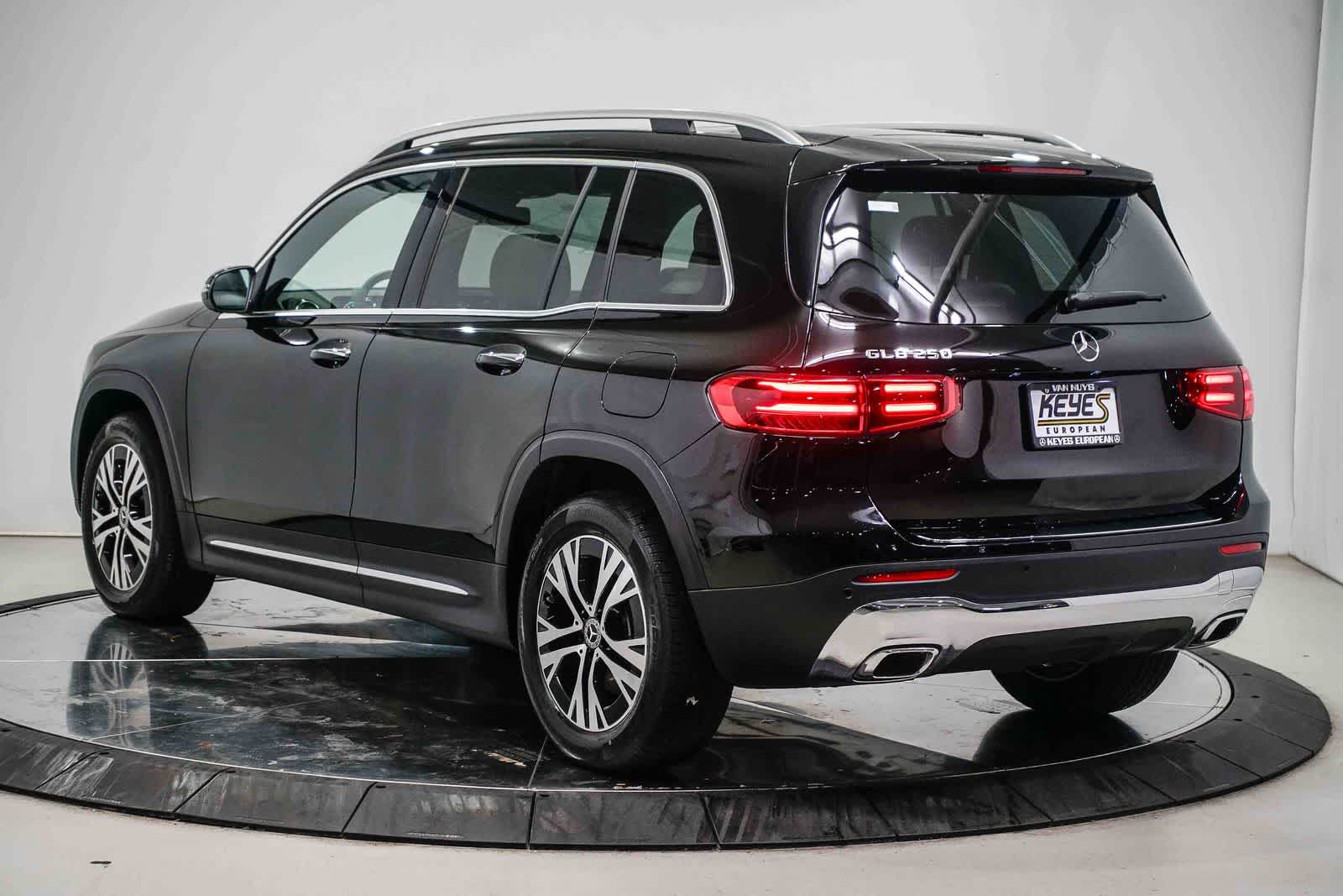 Thumbnail: 2026 Mercedes-Benz GLB - 2