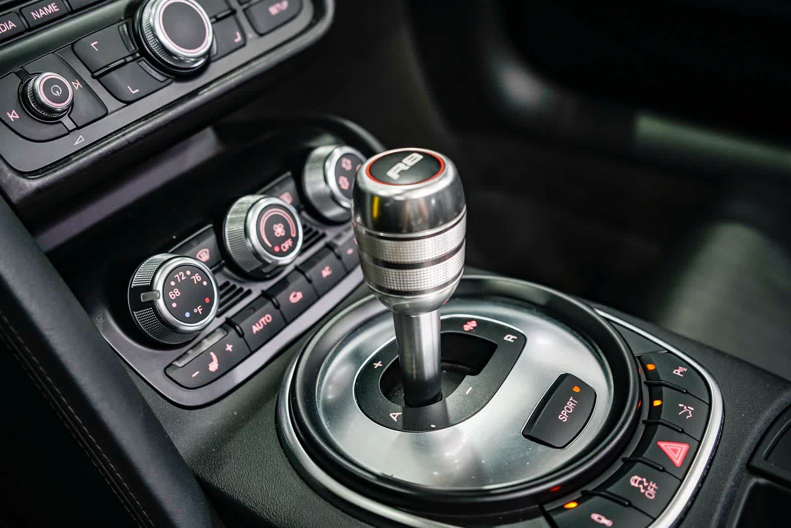 Thumbnail: 2011 Audi R8 - 26