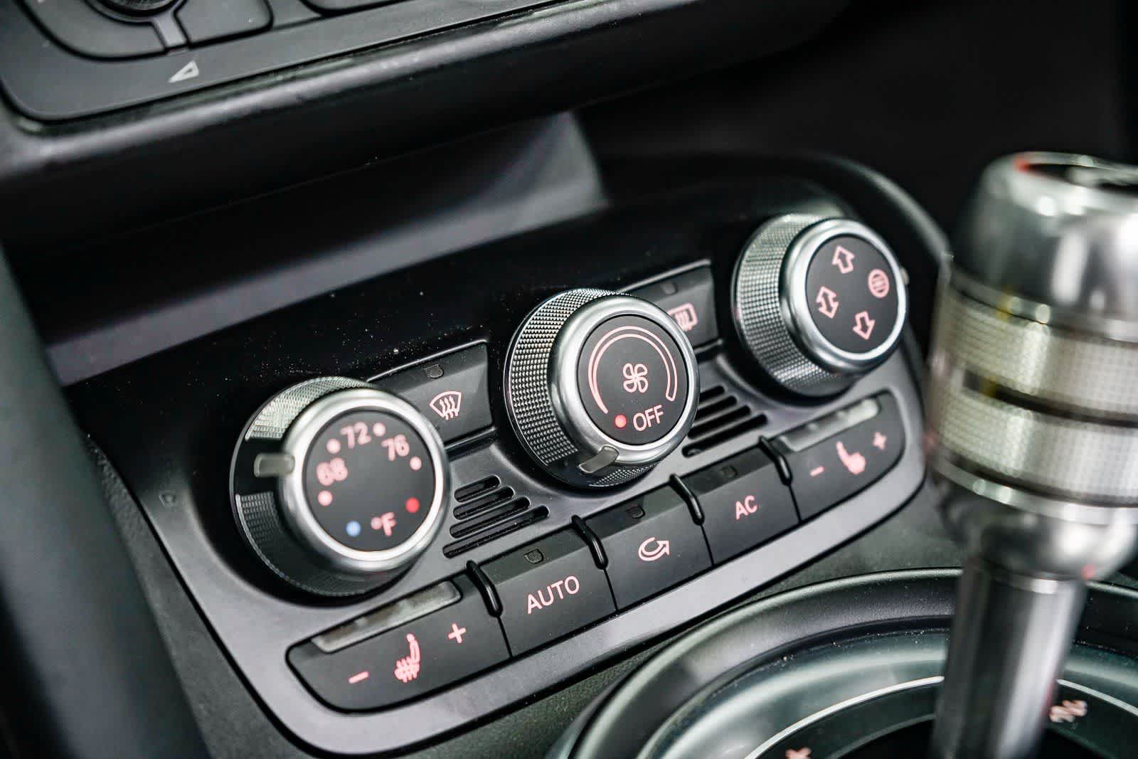 Thumbnail: 2011 Audi R8 - 28