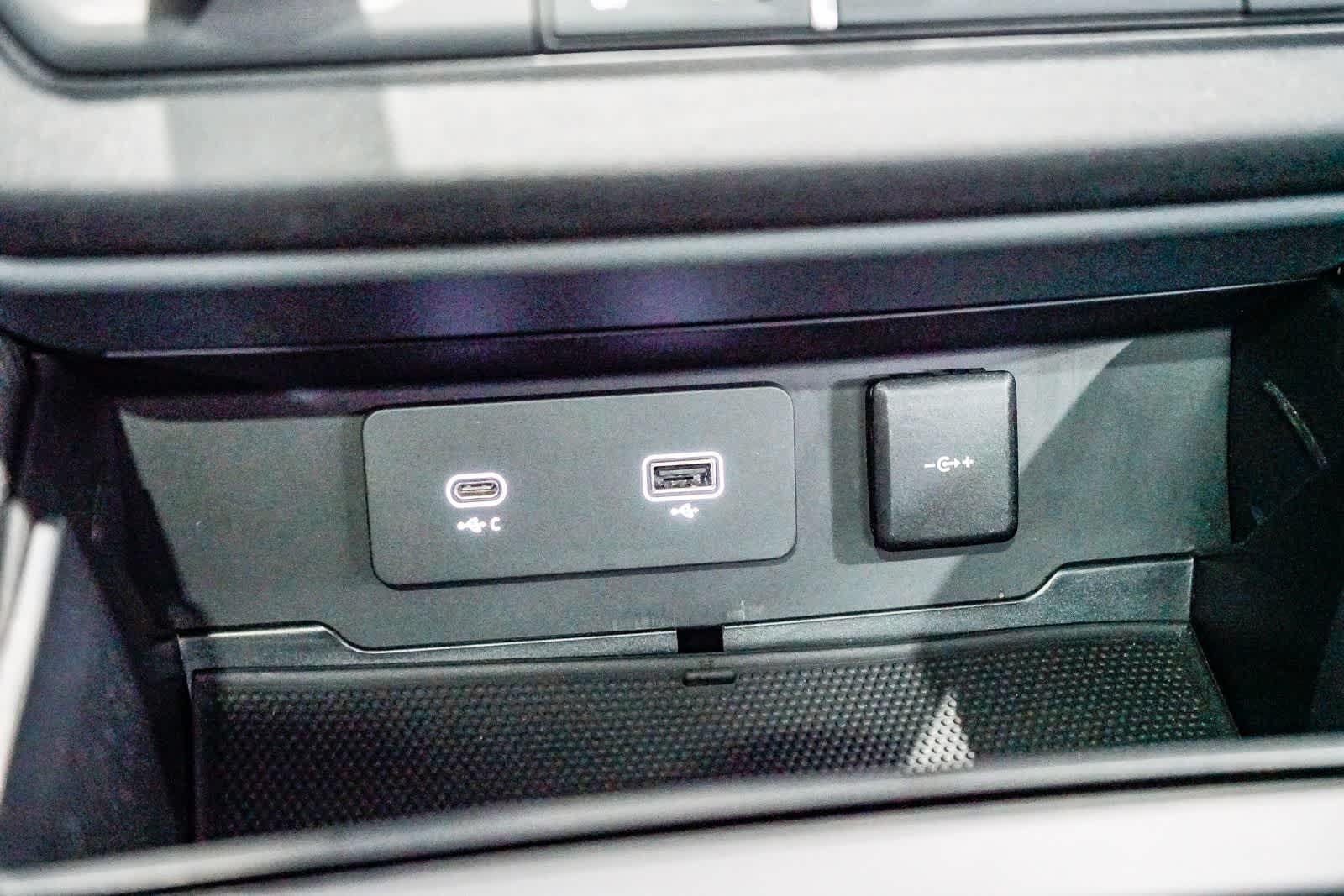 Thumbnail: 2022 Land Rover Defender - 23