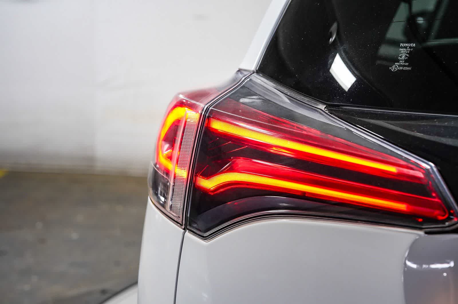 Thumbnail: 2018 Toyota RAV4 - 11