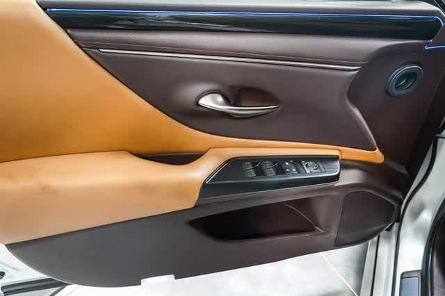 Thumbnail: 2021 Lexus ES - 22