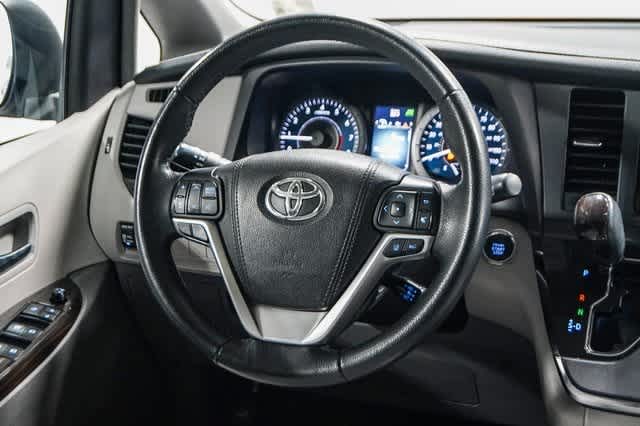 2019 Toyota Sienna XLE 14