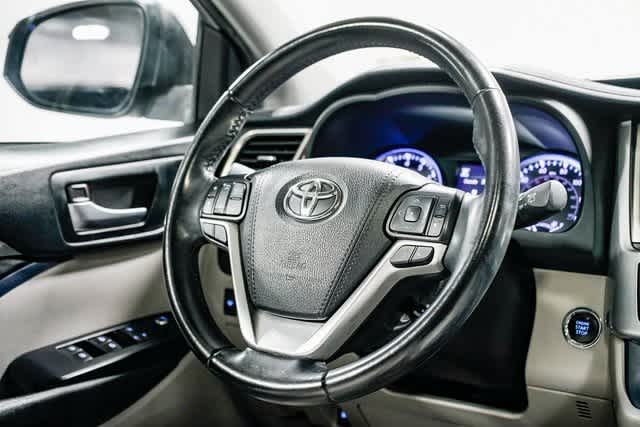 Thumbnail: 2019 Toyota Highlander - 15