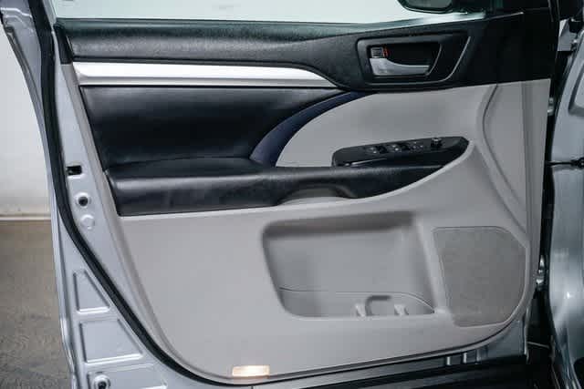 Thumbnail: 2019 Toyota Highlander - 19