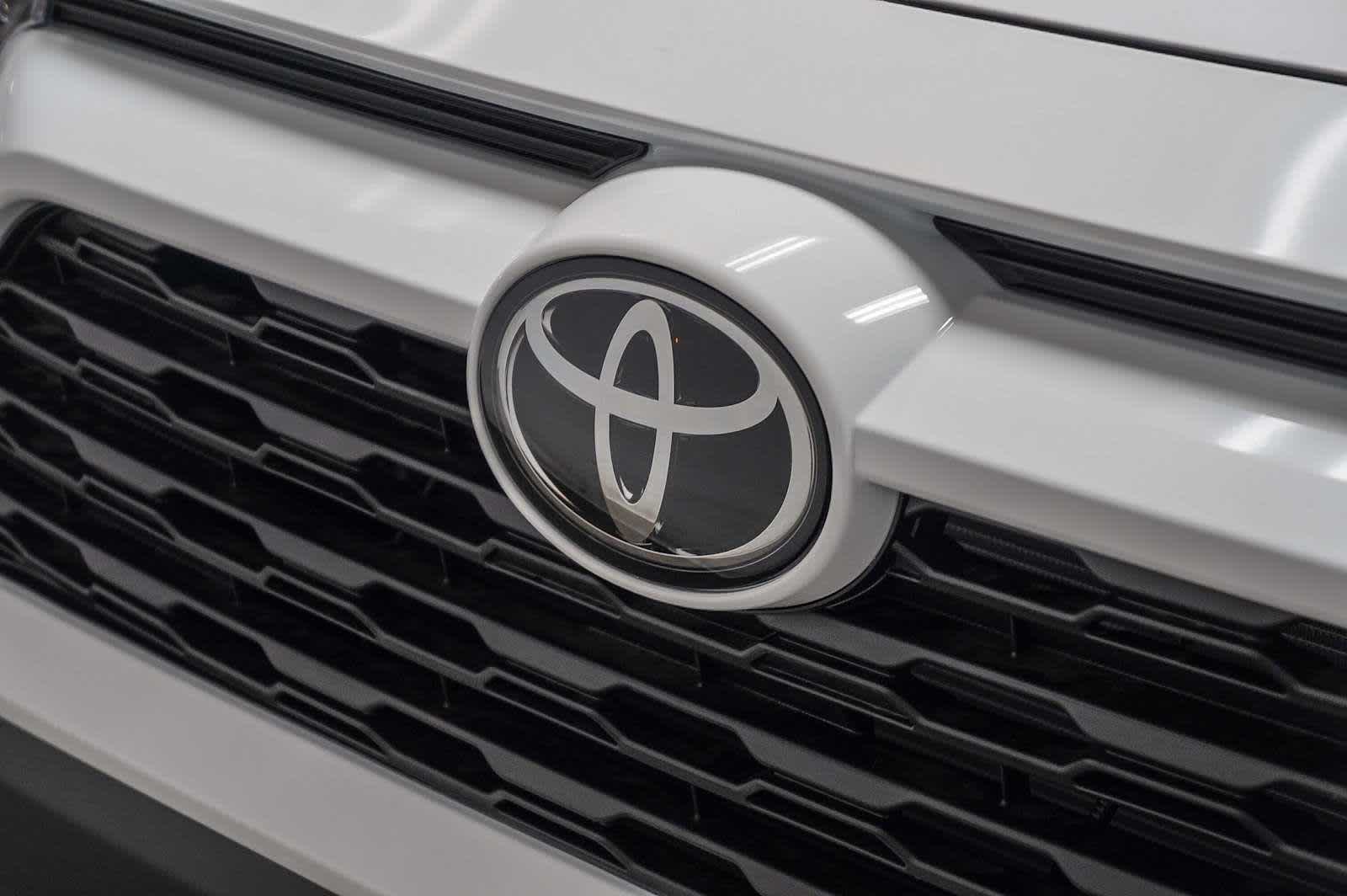 Thumbnail: 2025 Toyota RAV4 - 9