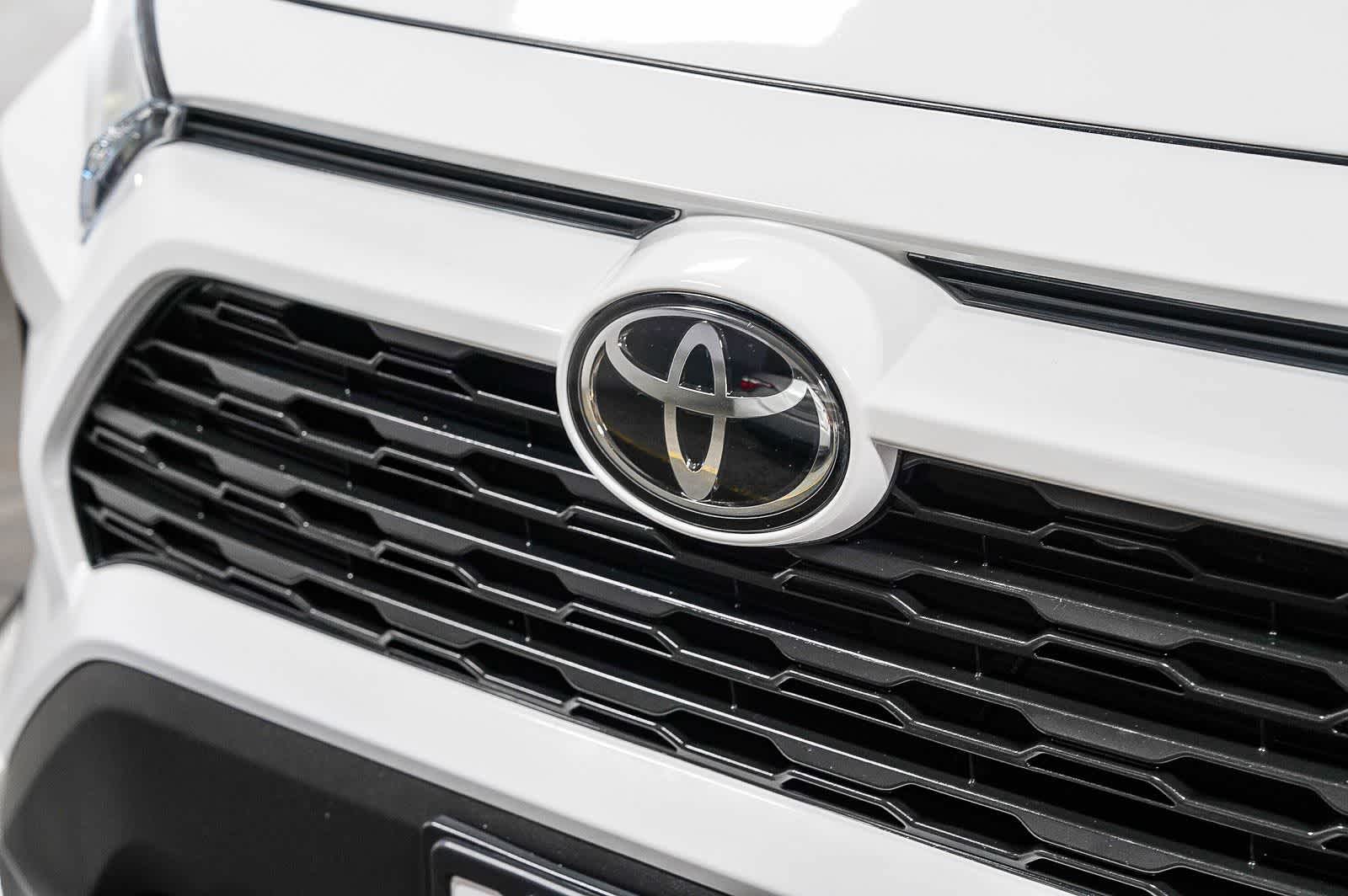 Thumbnail: 2022 Toyota RAV4 - 9
