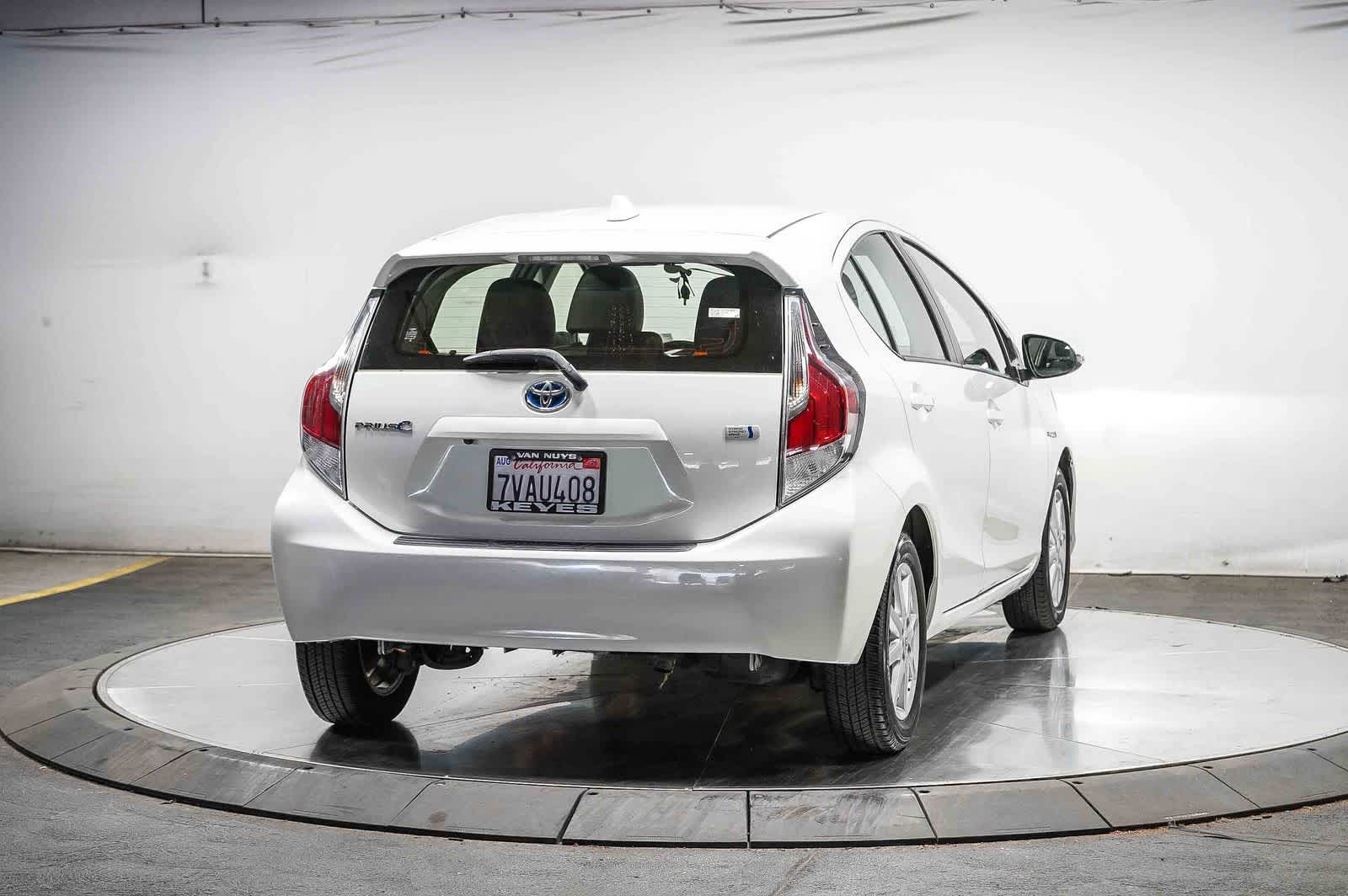 Thumbnail: 2016 Toyota Prius c - 6