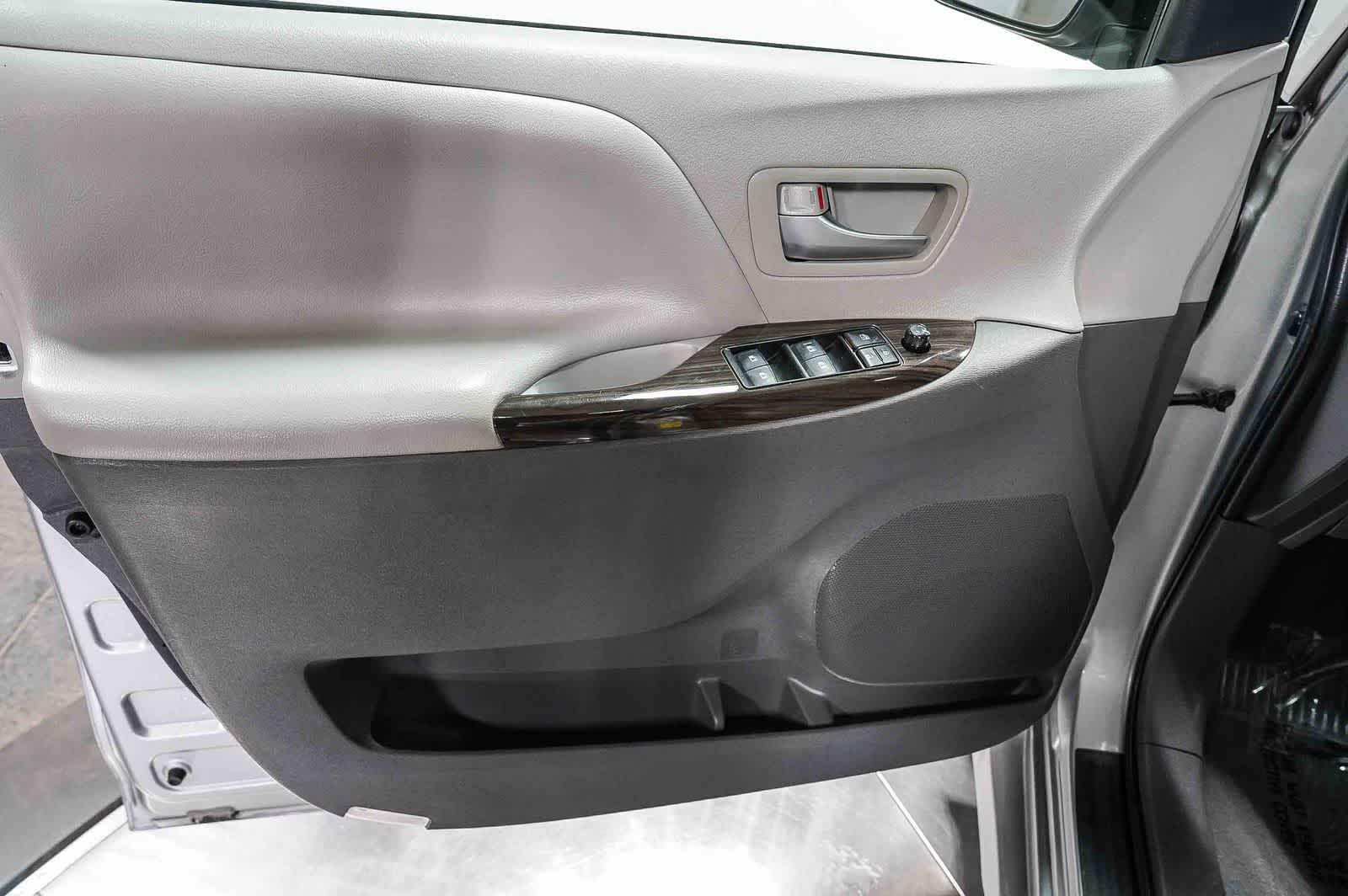 Thumbnail: 2020 Toyota Sienna - 22